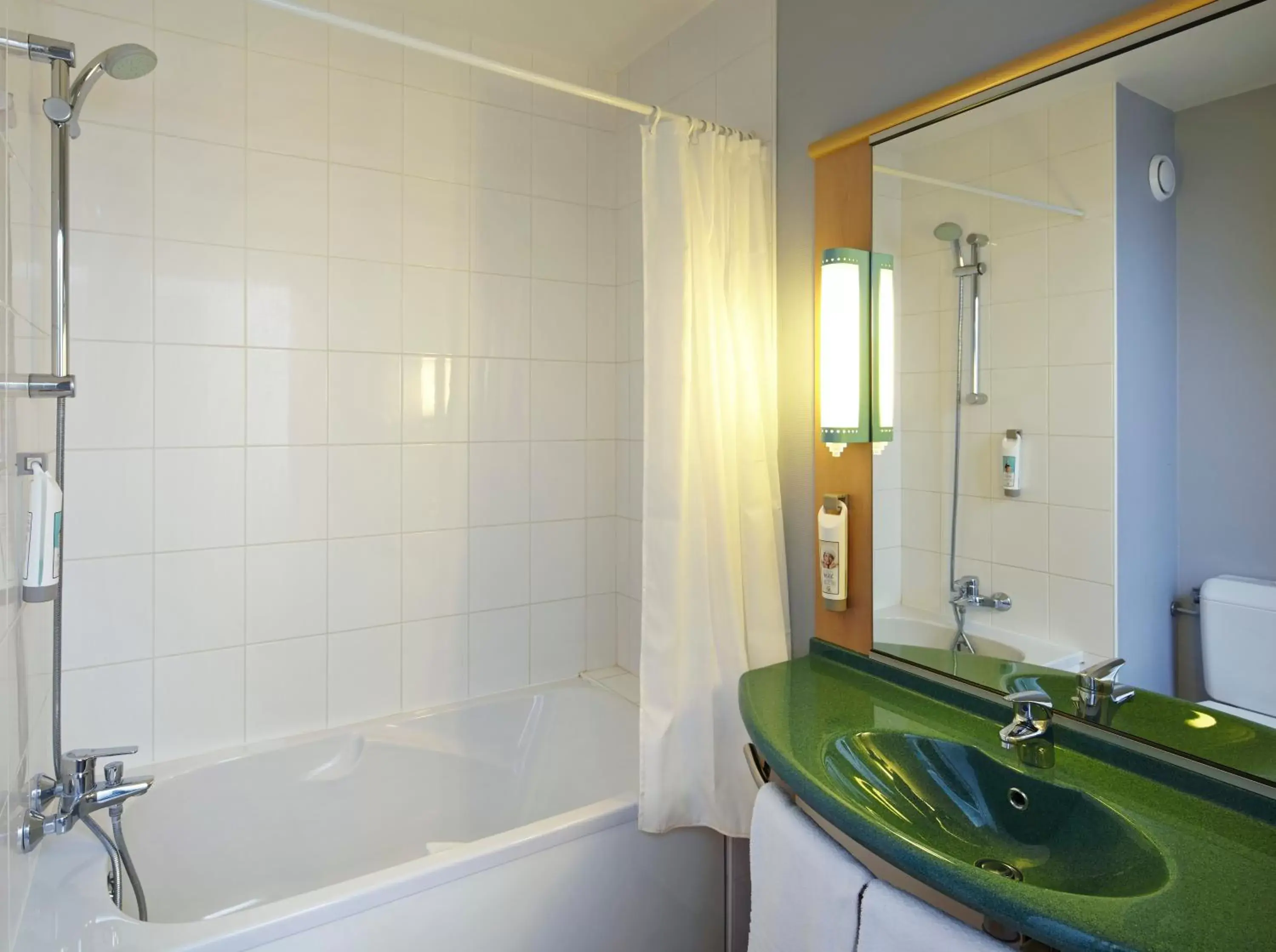 Bathroom in ibis Chartres Ouest Luce
