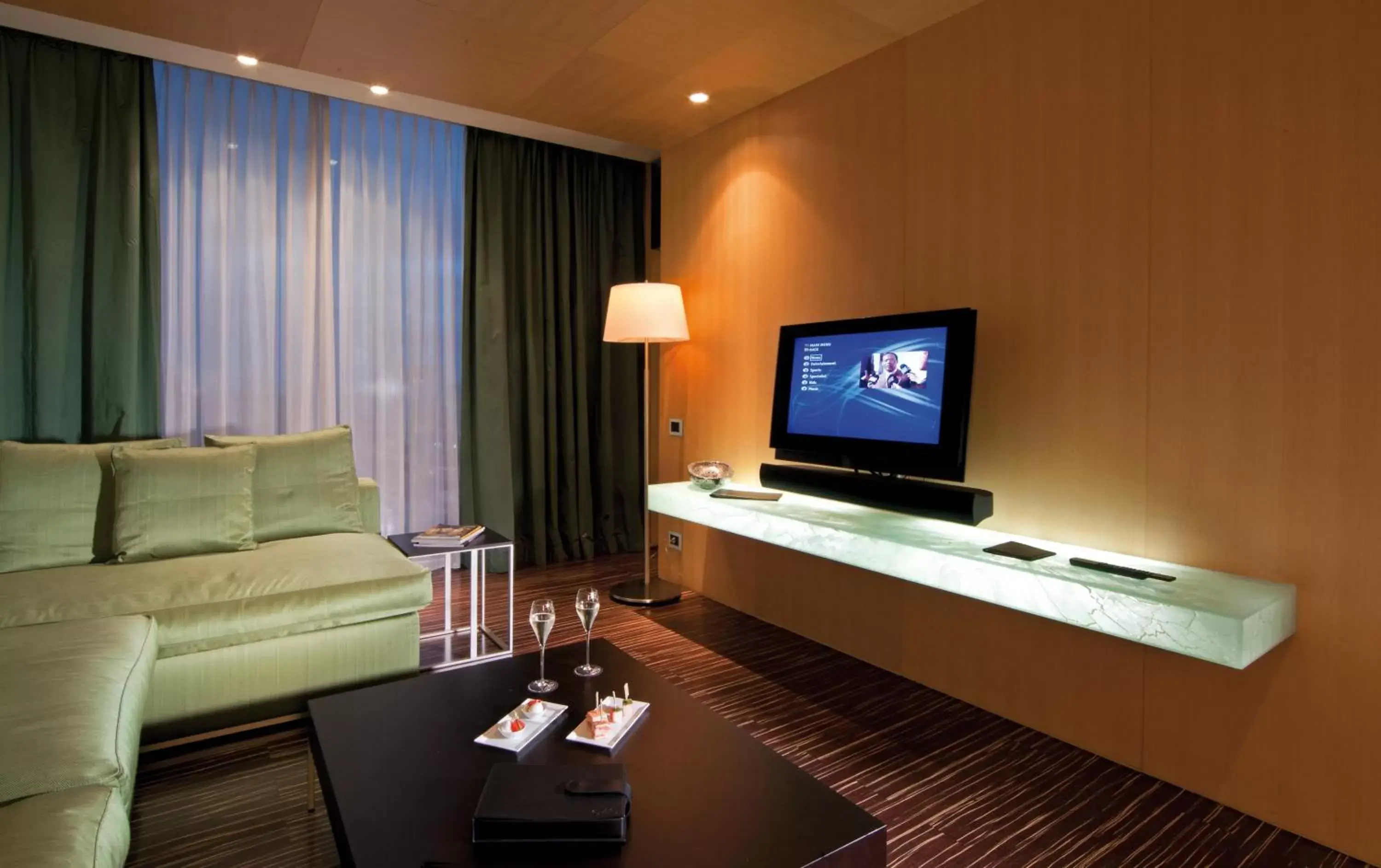 Living room, TV/Entertainment Center in Romeo hotel