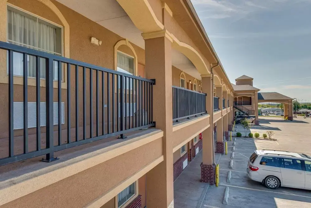 Property building, Balcony/Terrace in Executive Inn & Suites Cushing