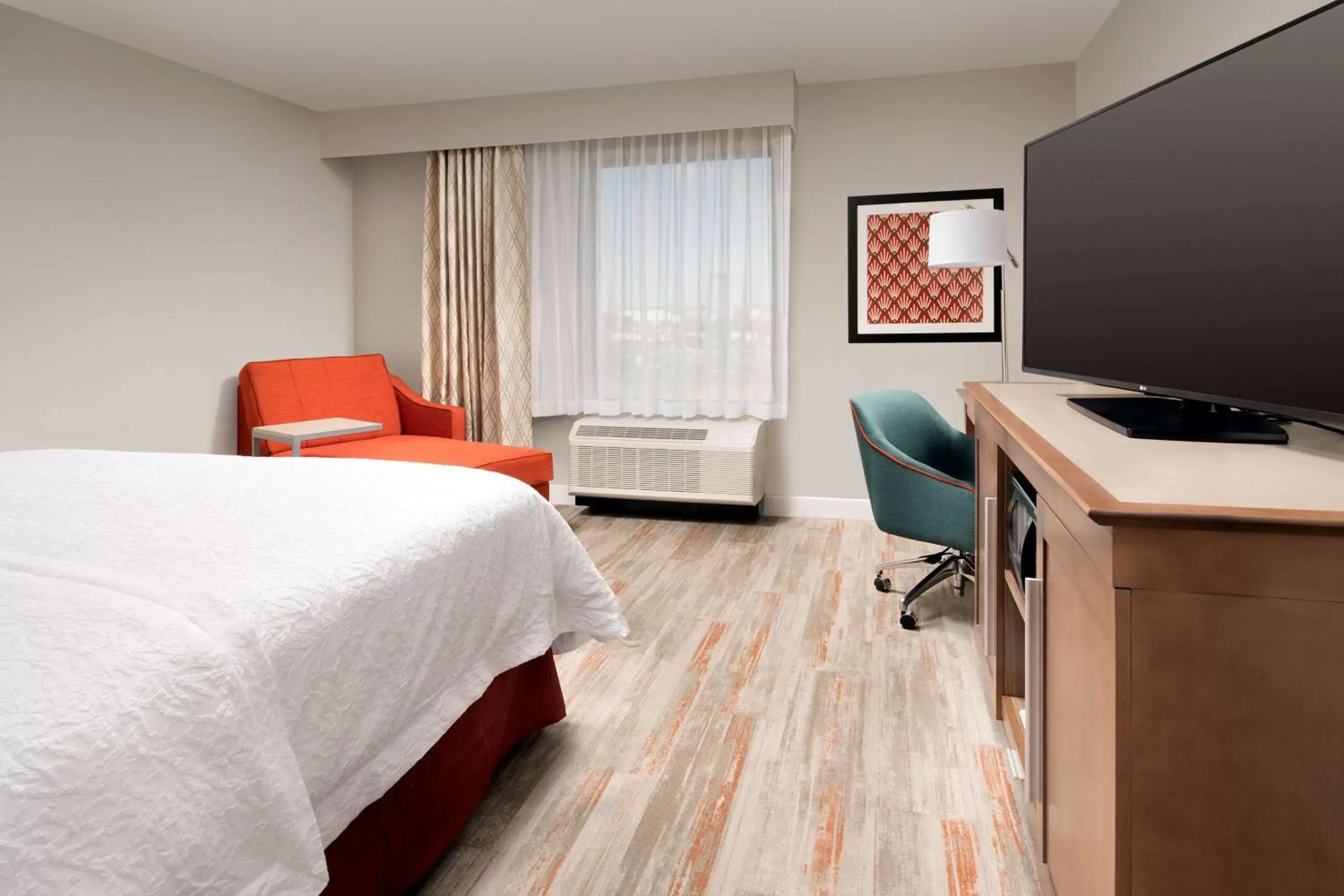 Bedroom, TV/Entertainment Center in Hampton Inn & Suites San Antonio Lackland AFB SeaWorld