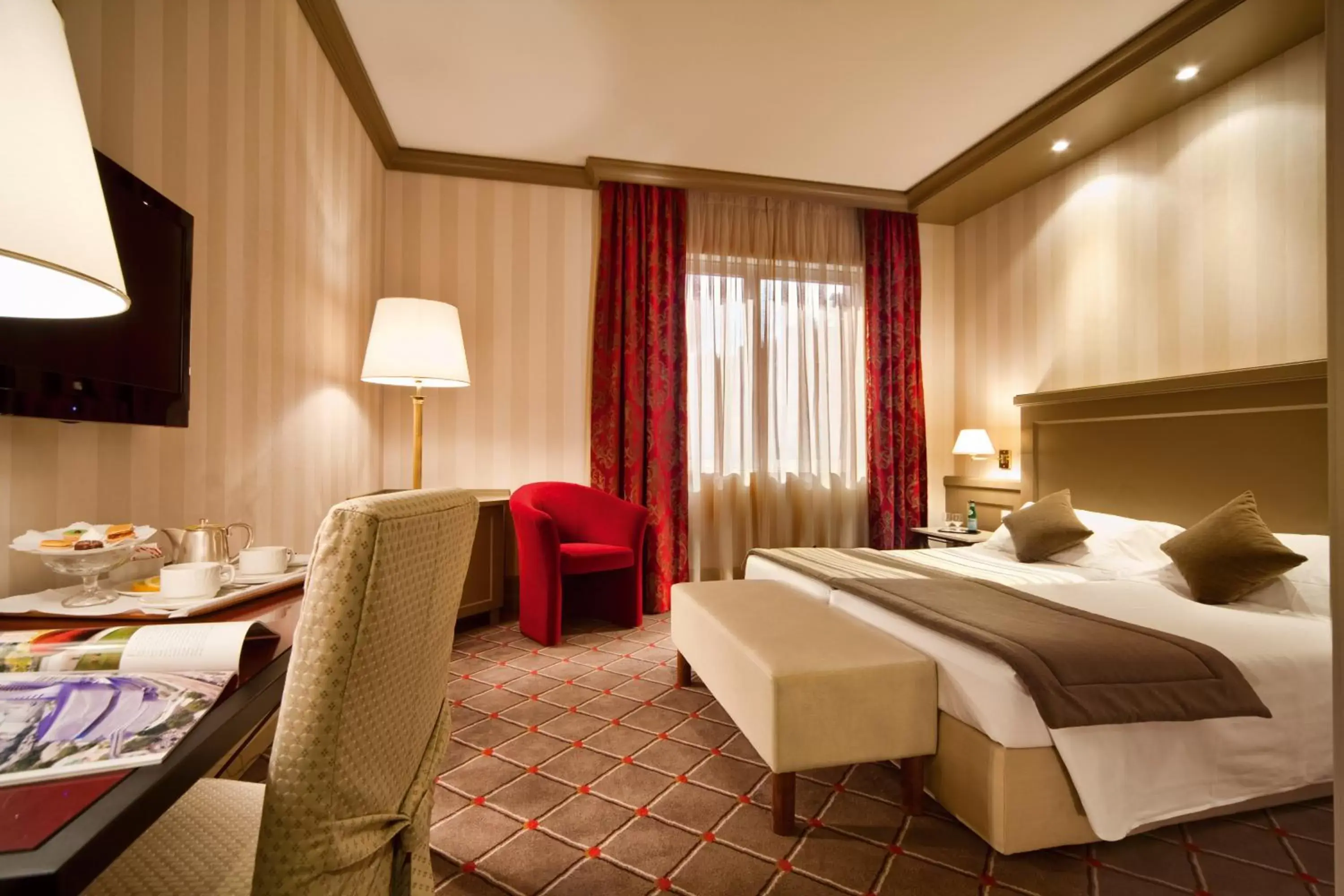 Photo of the whole room, Bed in Hotel De La Paix