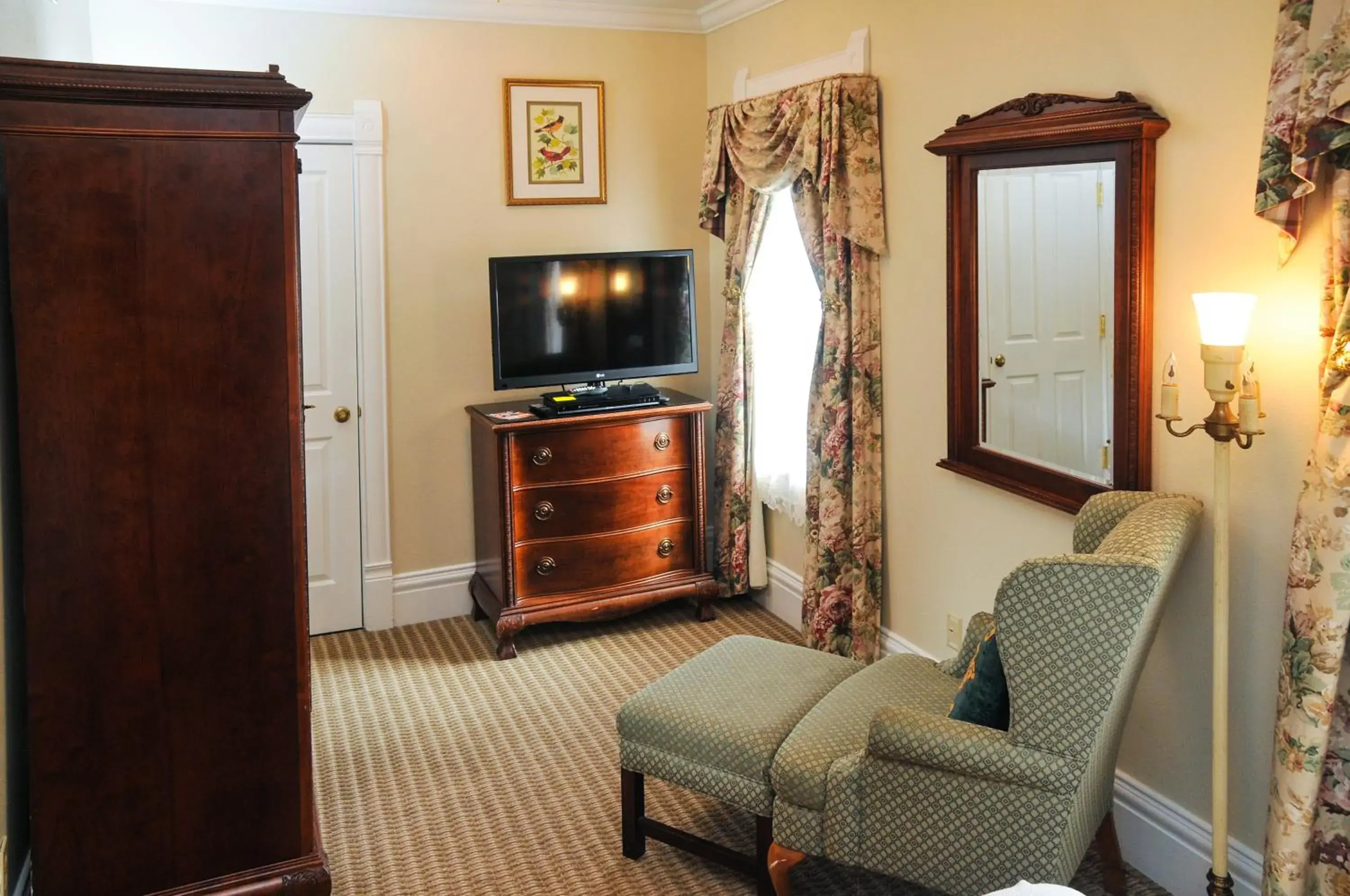 King Studio in Cliff House at Pikes Peak King Studio in Cliff House at Pikes Peak