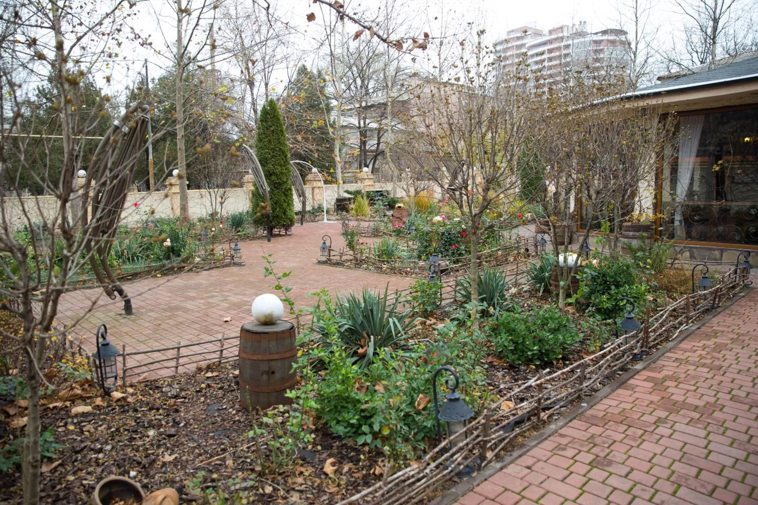 Facade/entrance, Garden in Lermontovskiy Hotel