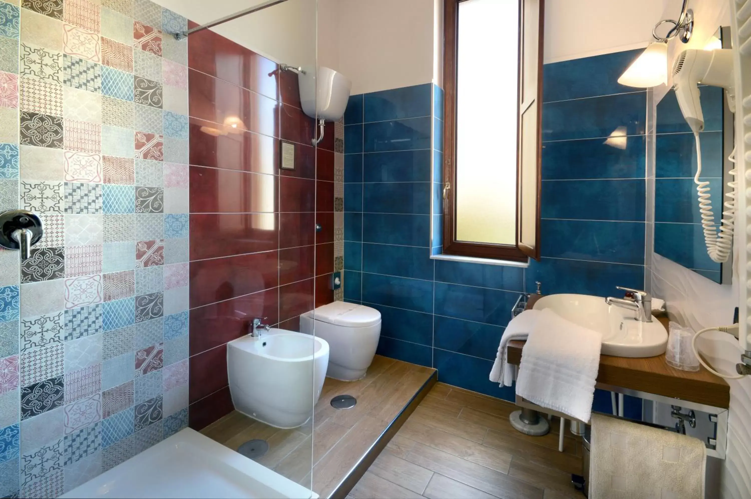 Shower, Bathroom in Pinto-Storey Hotel