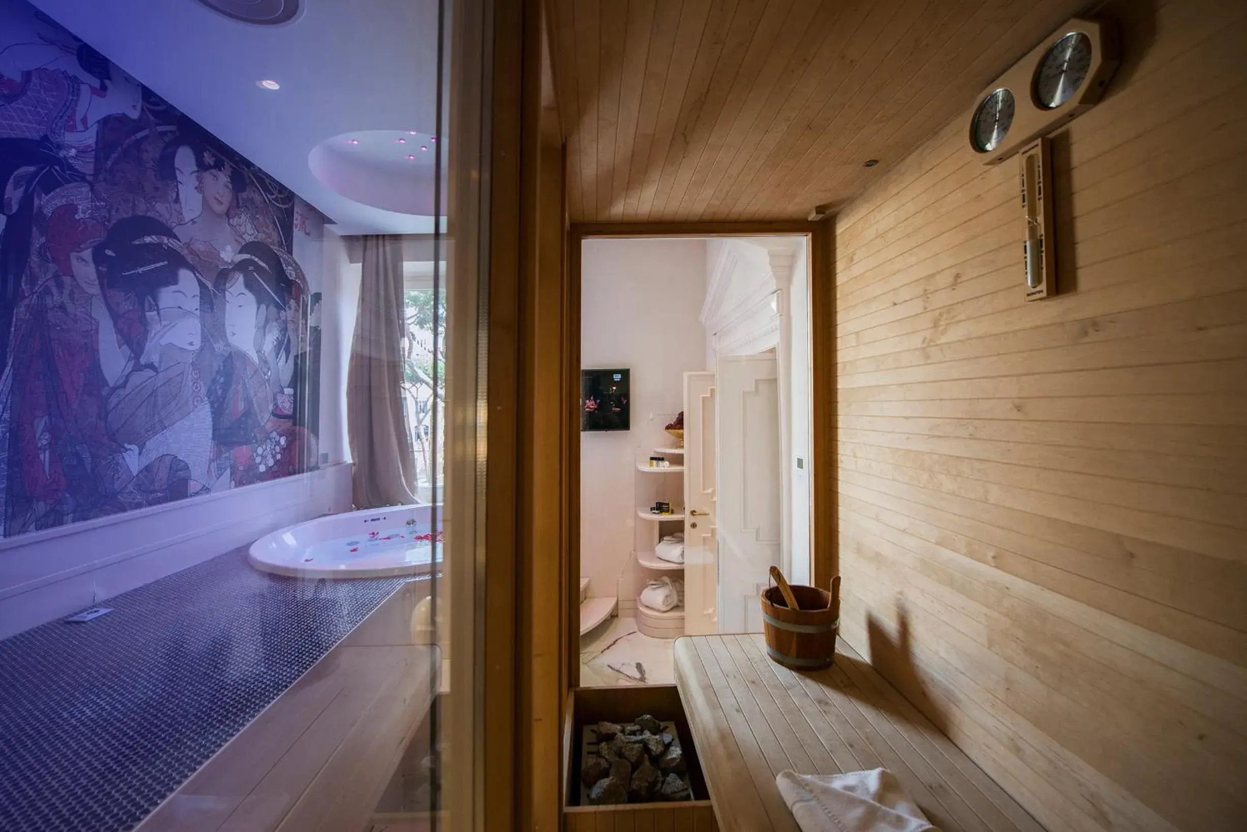 Hot Tub, Bathroom in Torre Argentina Relais - Residenze di Charme