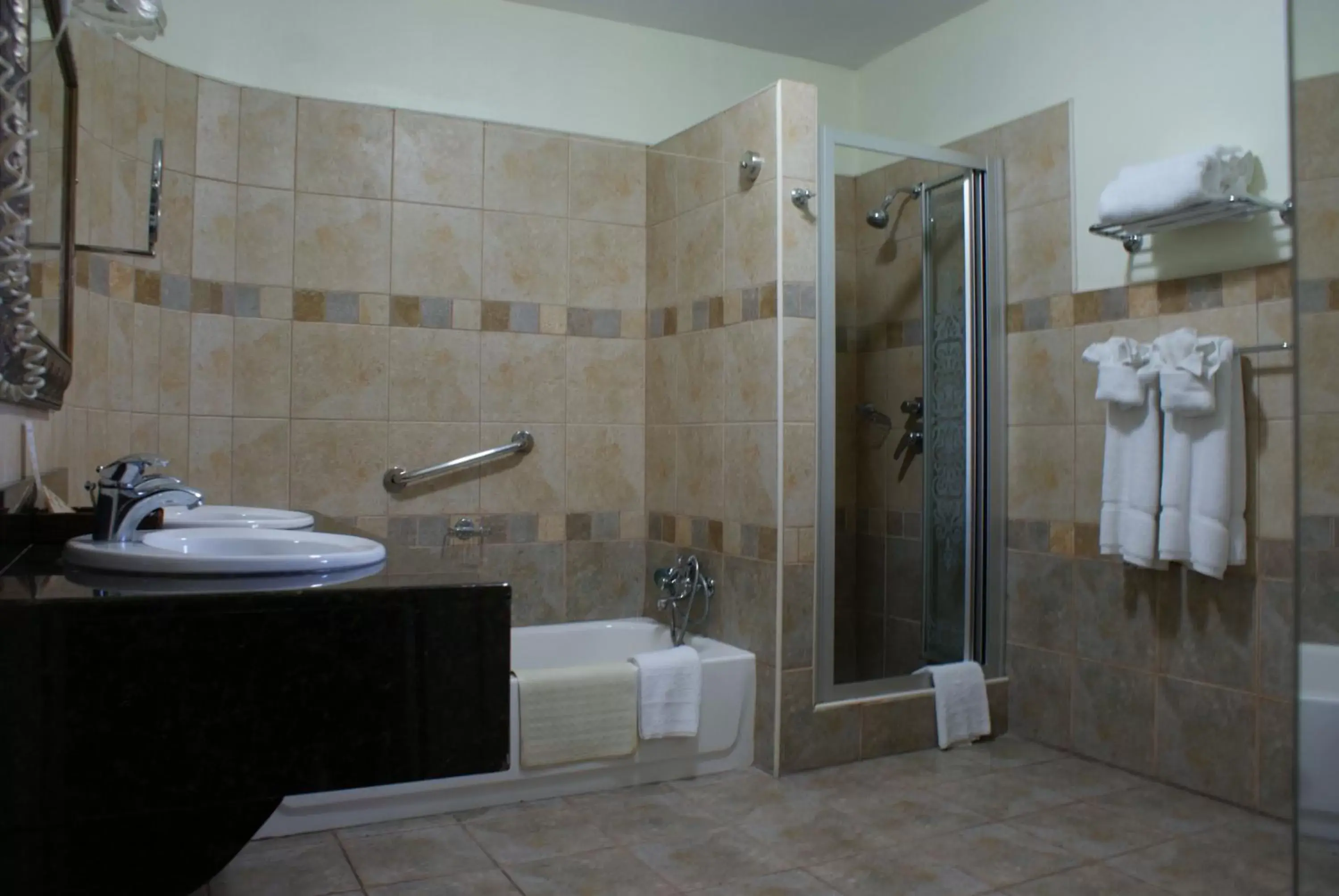 Bathroom in Altamont Court Hotel