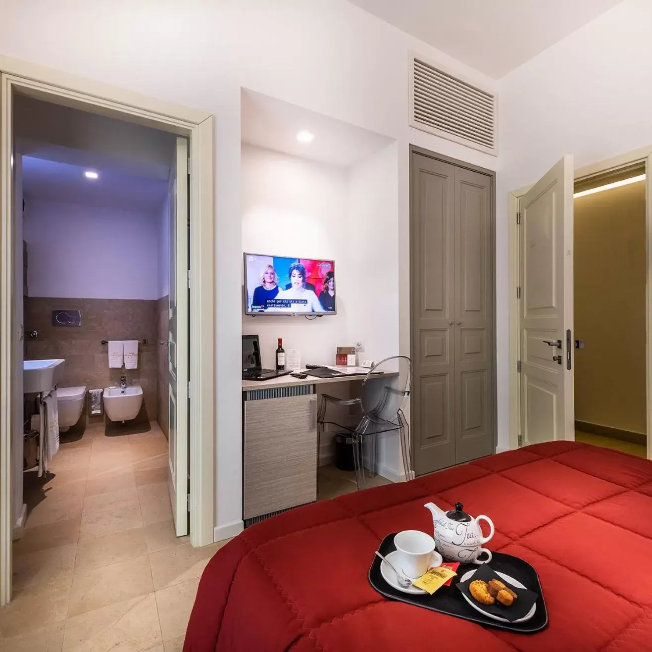 Bedroom, TV/Entertainment Center in Hotel Porta Reale