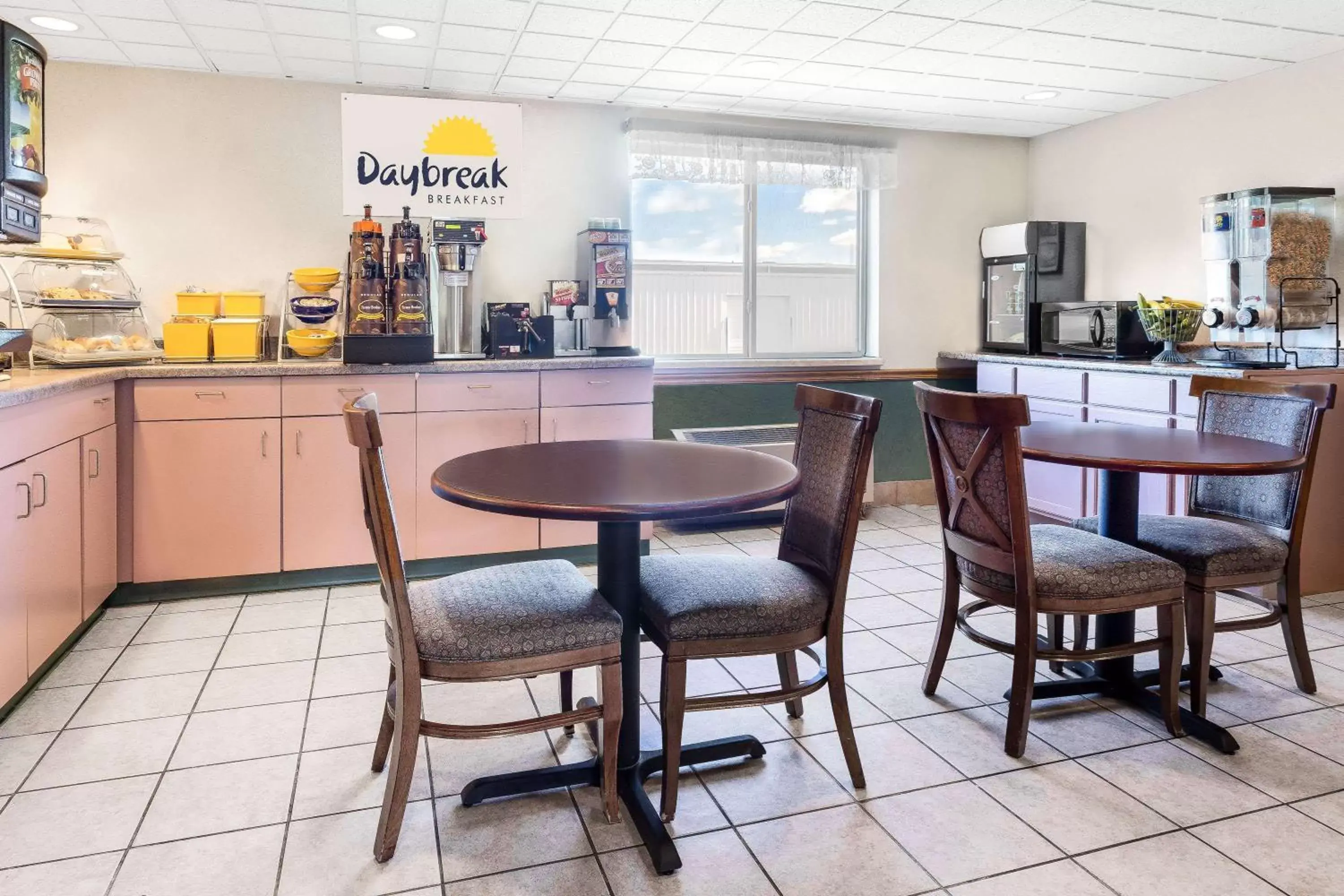 Restaurant/Places to Eat in Days Inn by Wyndham Neenah