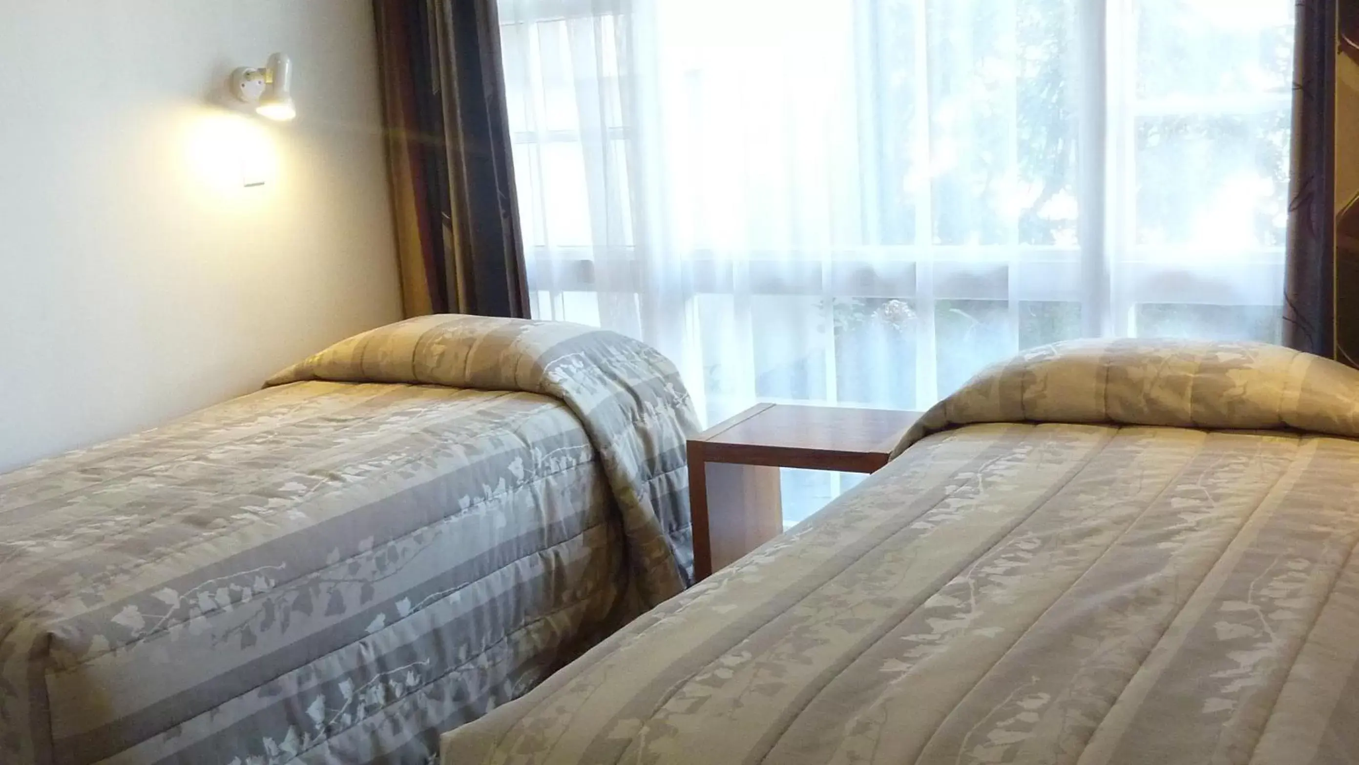 Bedroom, Bed in Colonial Inn Motel