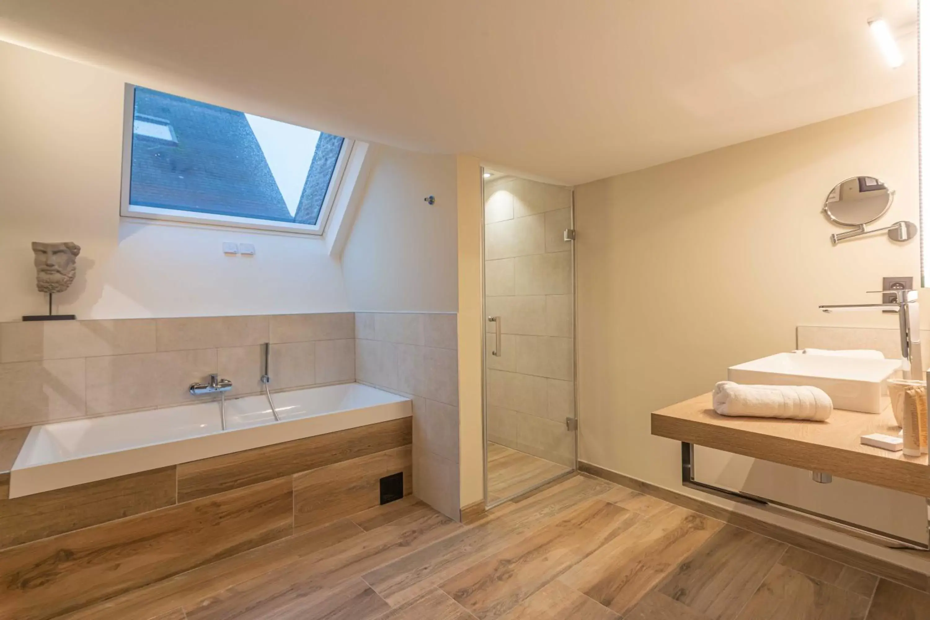 Hot Tub, Bathroom in Les Tanneurs