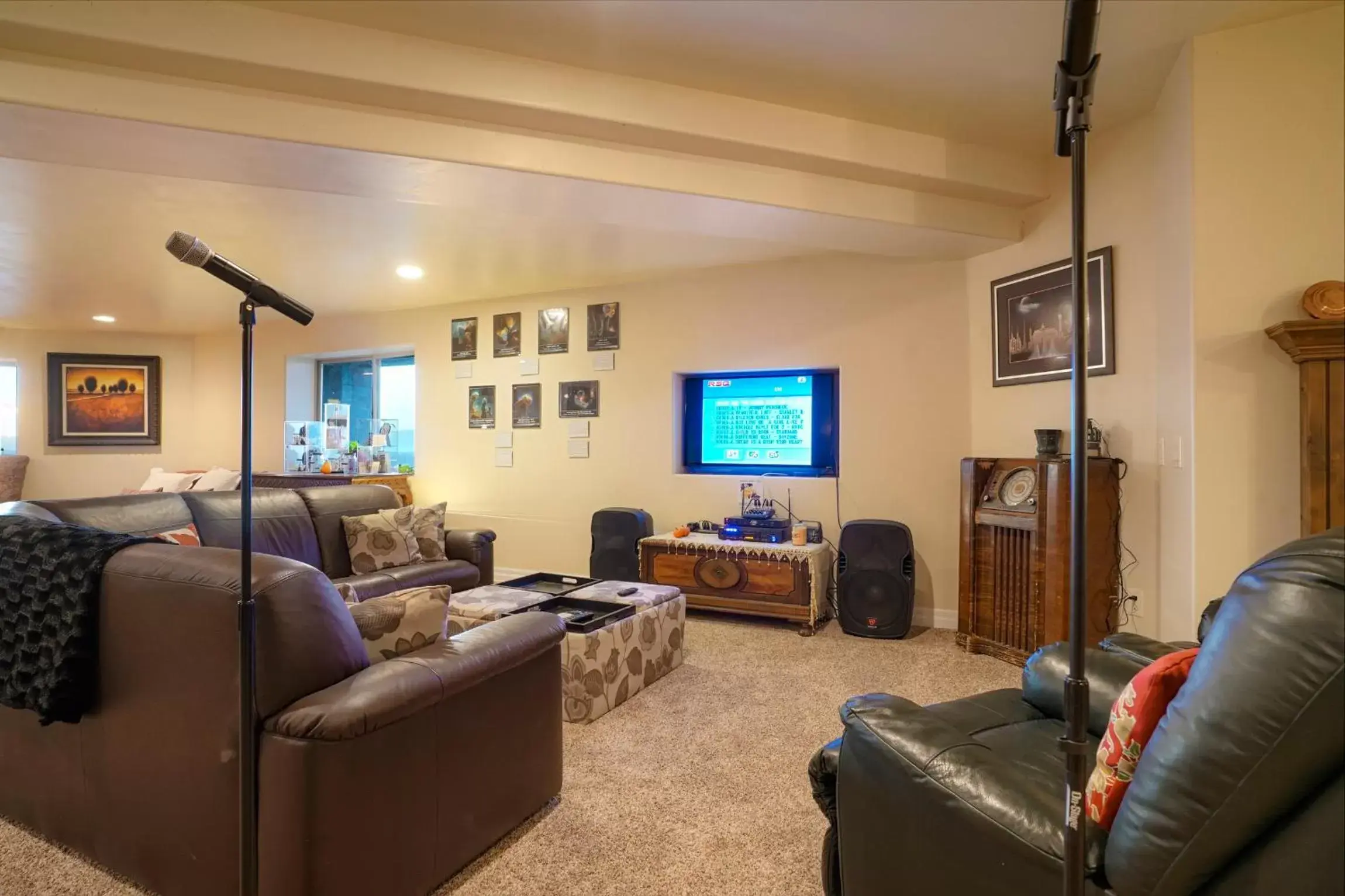 Communal lounge/ TV room, Seating Area in Summit Villa BnB