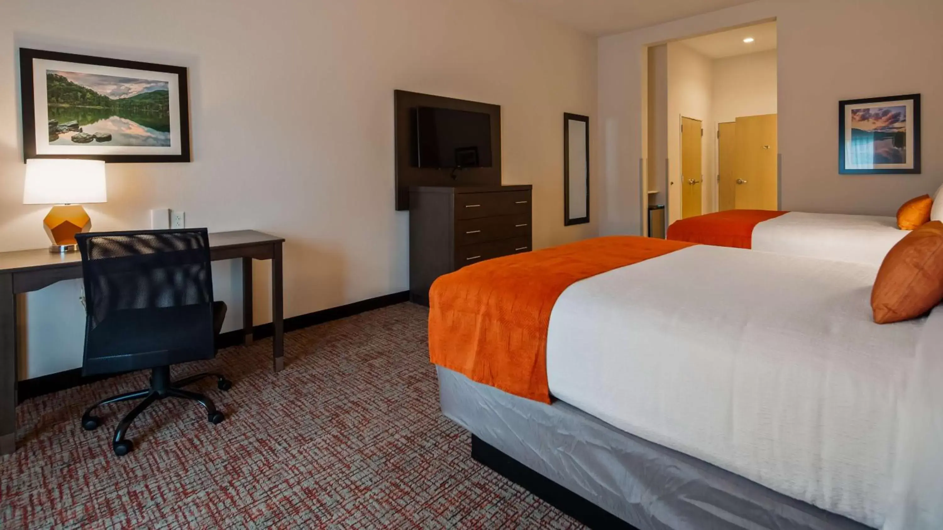Photo of the whole room, Bed in Best Western Plus Elizabethtown Inn & Suites