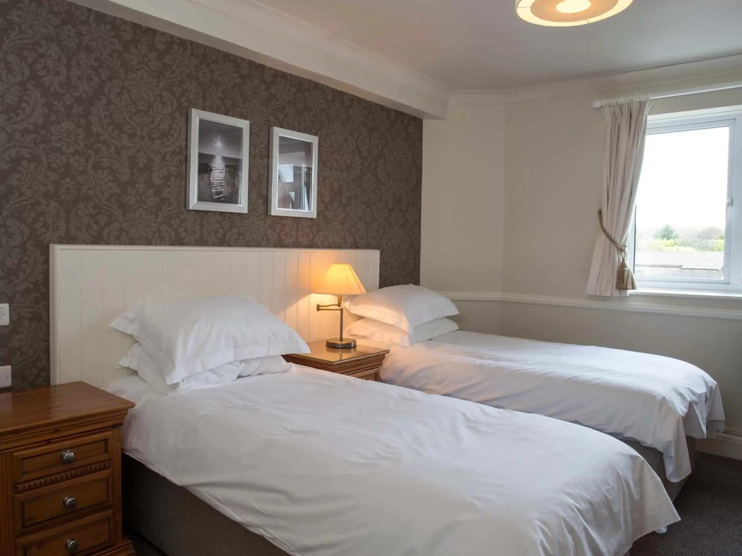Bedroom, Bed in Botany Bay Hotel