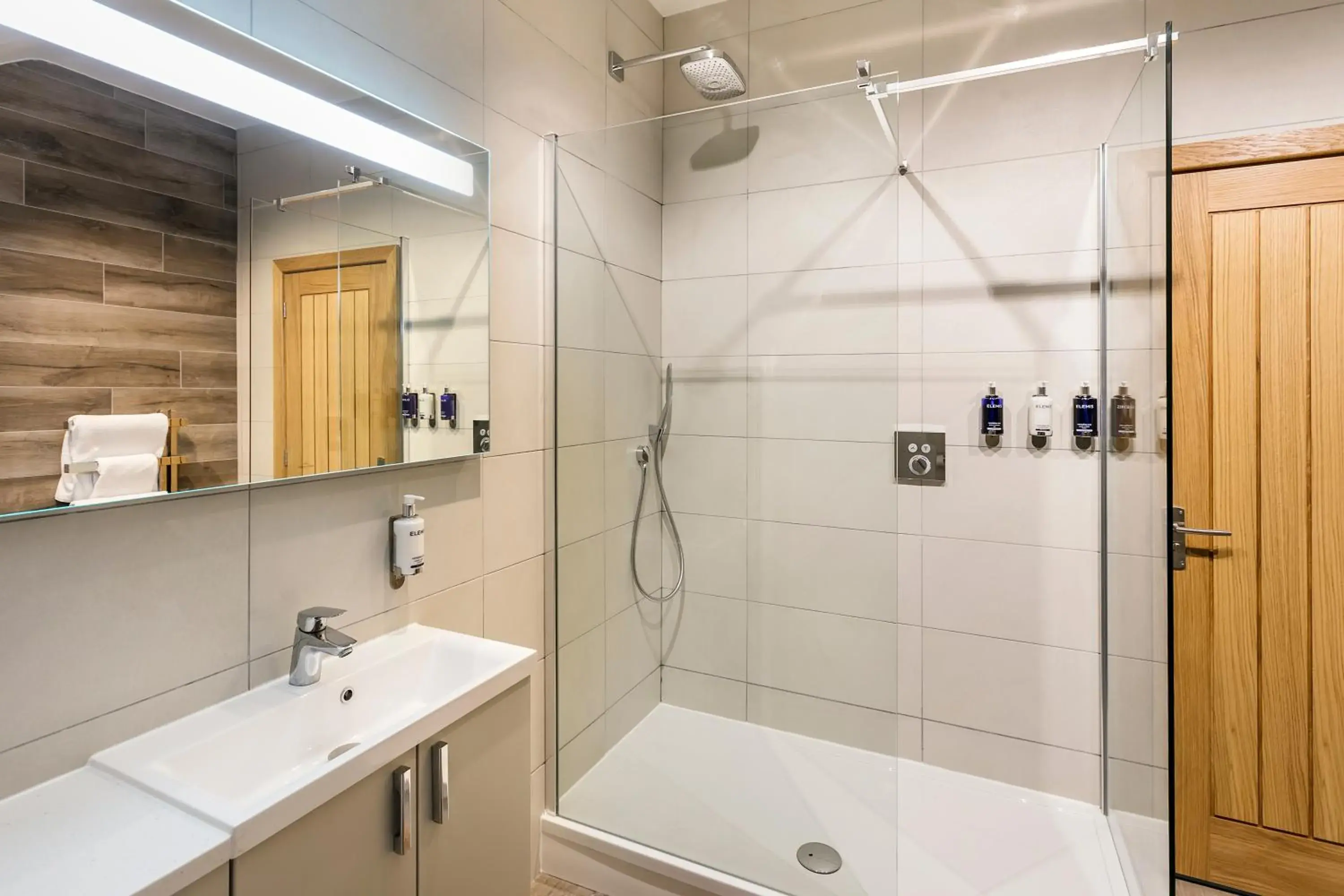 Shower, Bathroom in The Gamekeeper's Inn