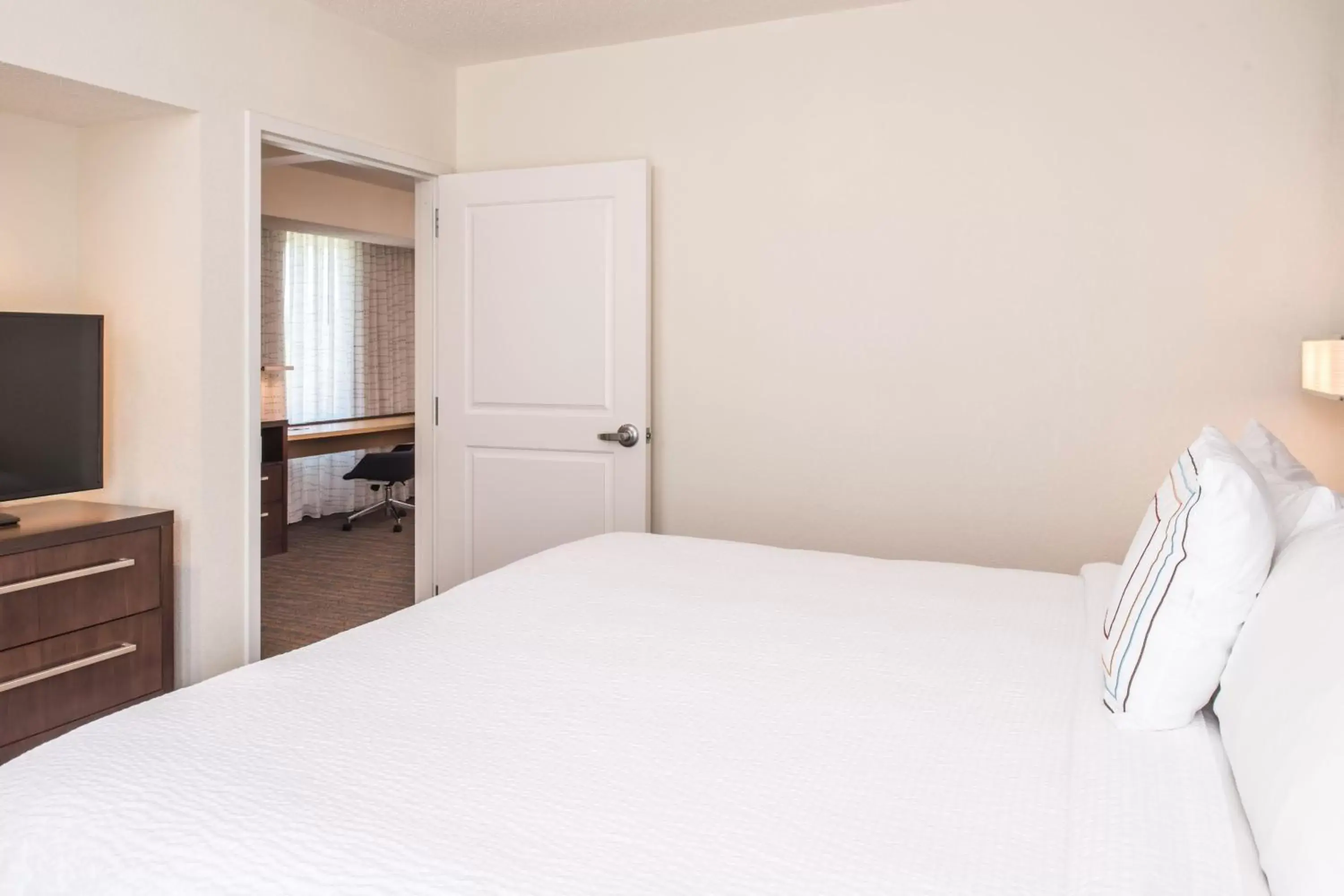 Bedroom, Bed in Residence Inn by Marriott Decatur