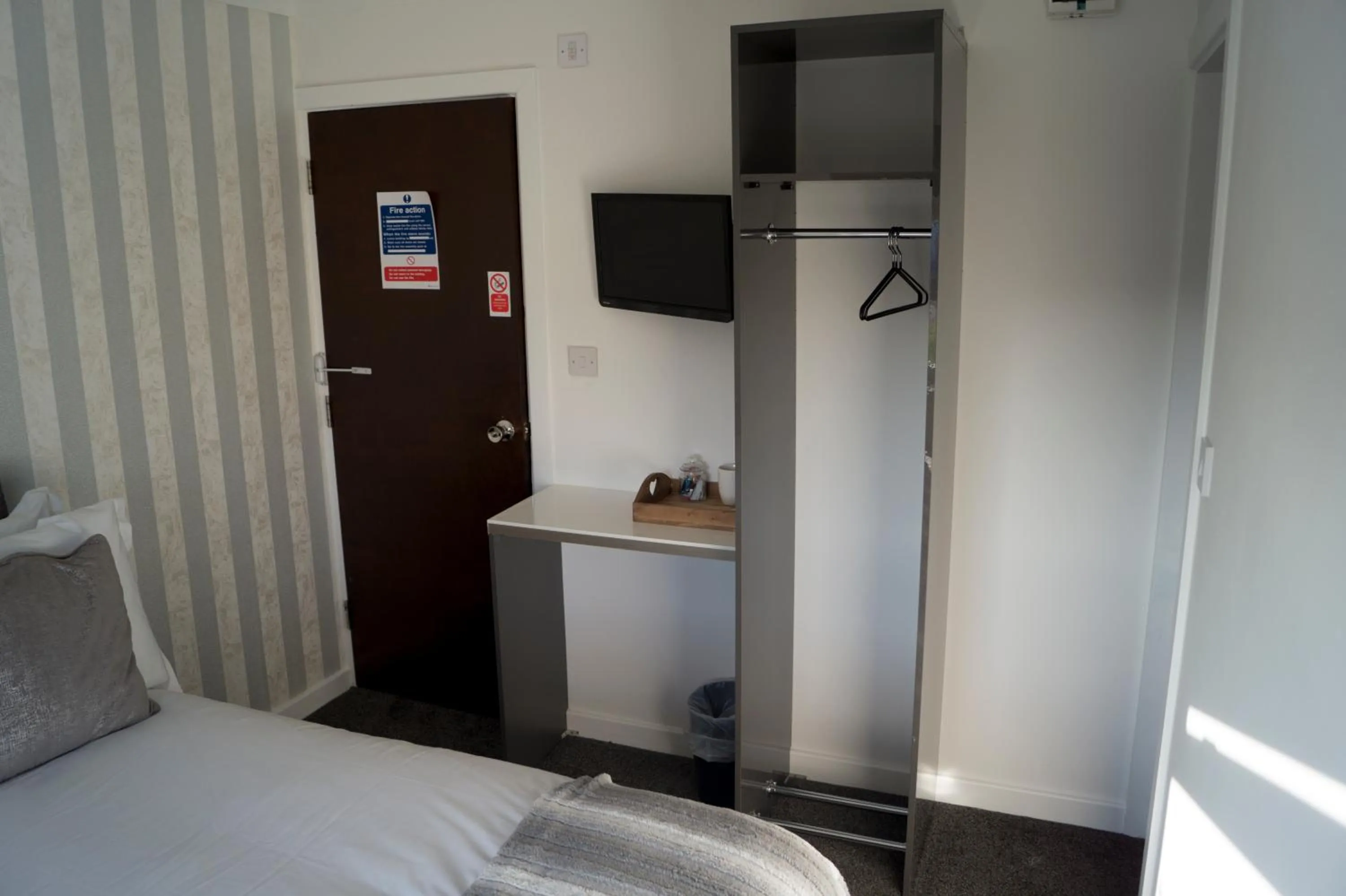 Bedroom, Bed in Kirks Korner Motel