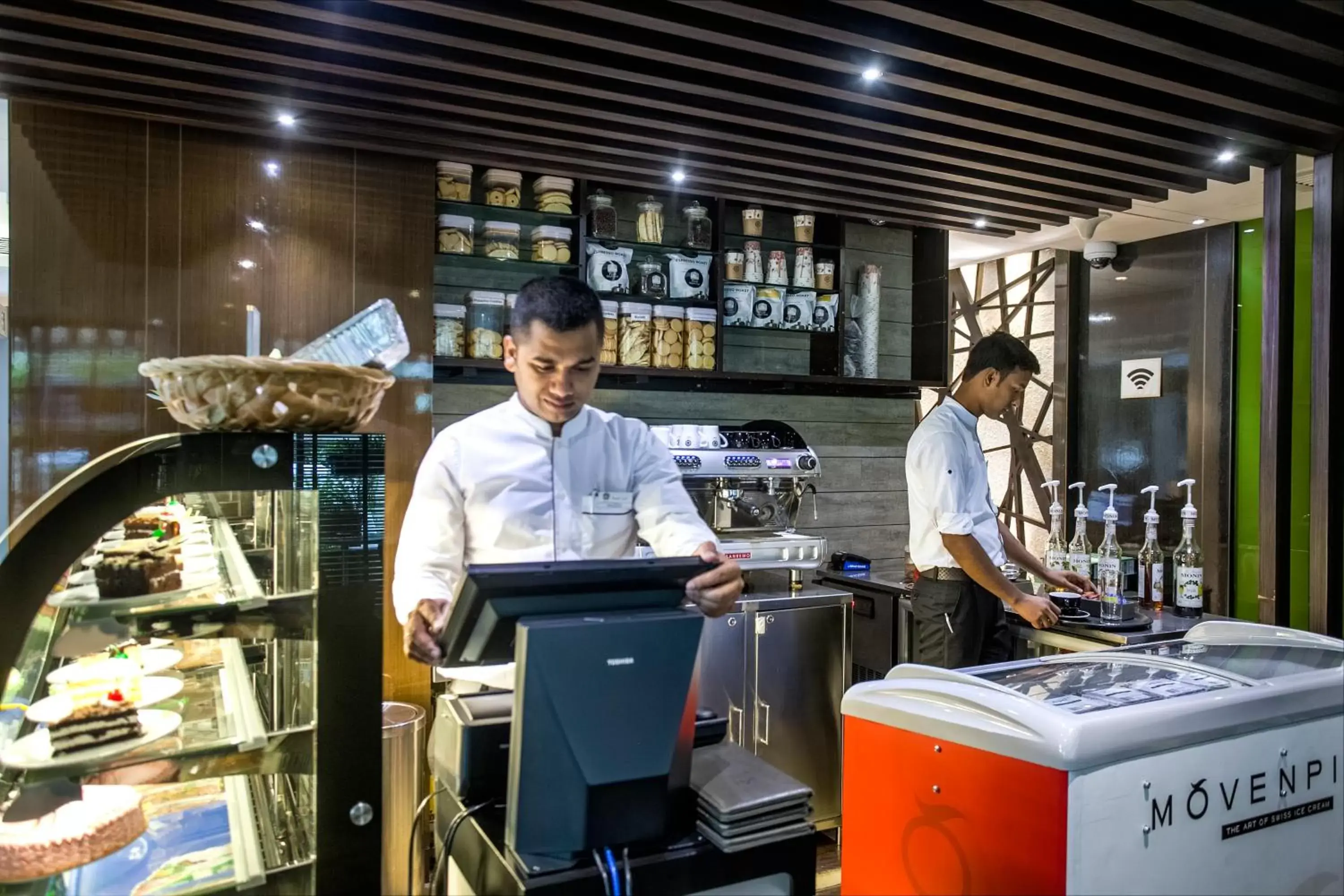 Coffee/tea facilities in Best Western Plus Maple Leaf