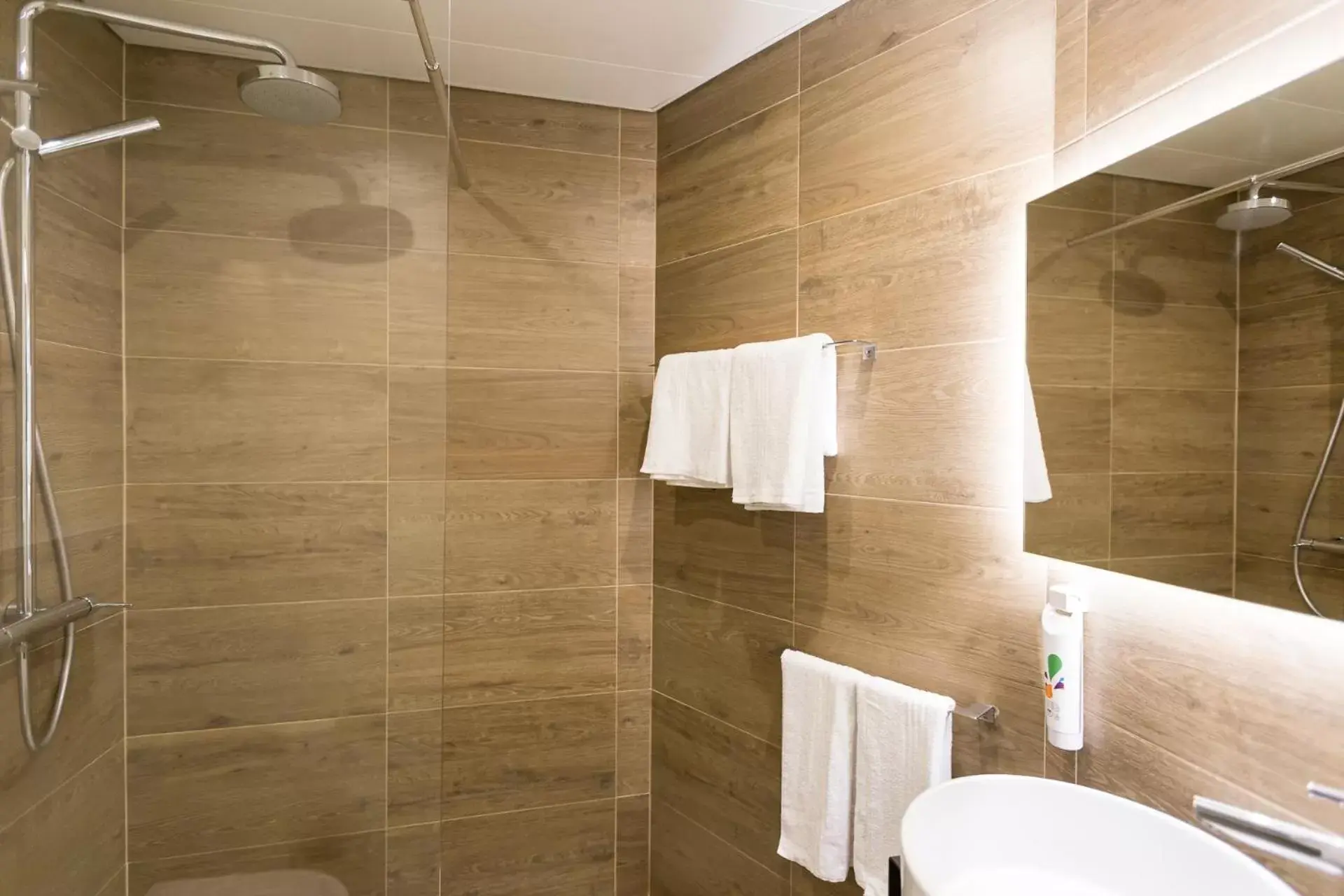 Shower, Bathroom in Ibis Styles Lisboa Centro Marquês de Pombal