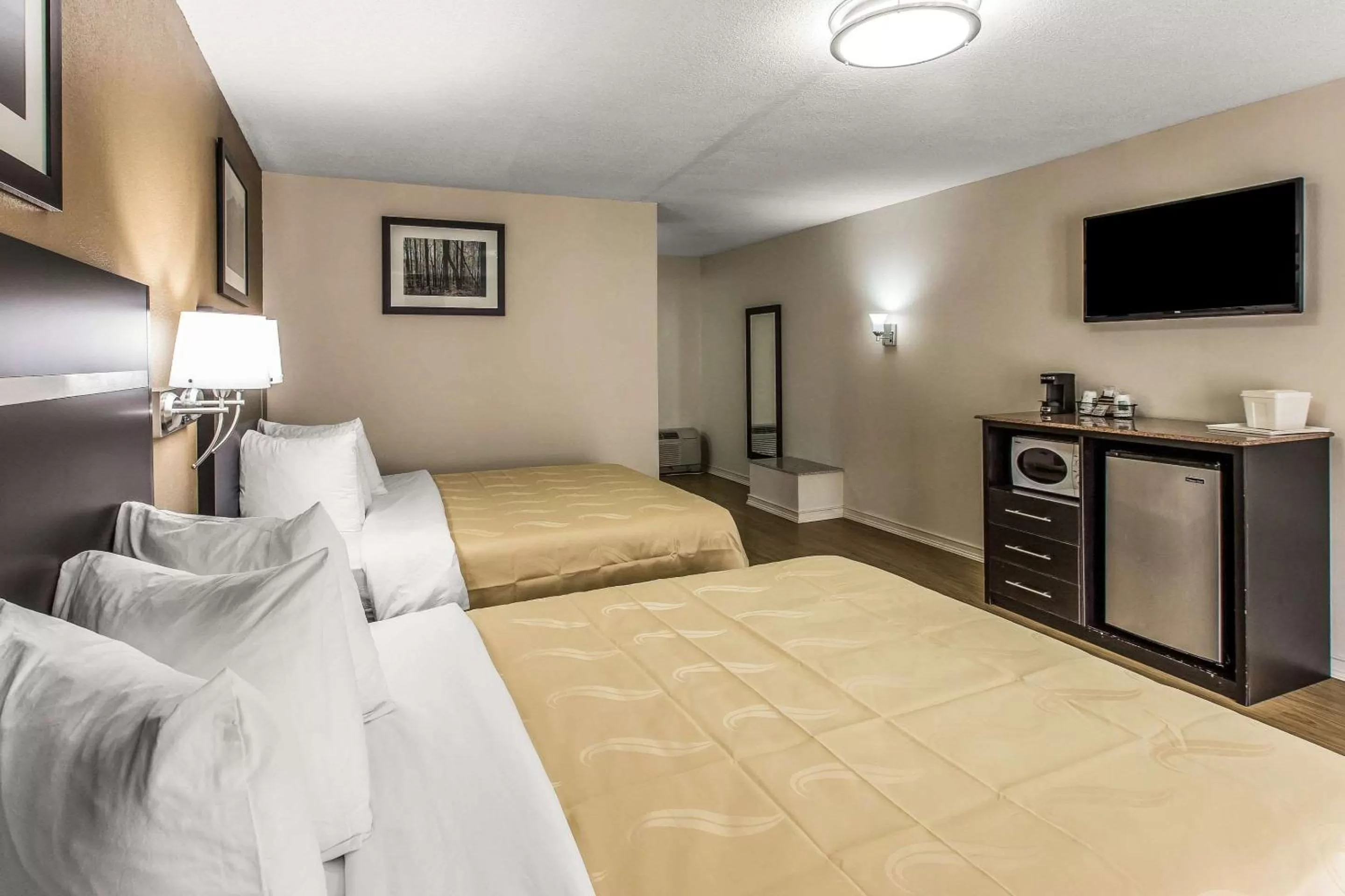 Photo of the whole room, Bed in Quality Inn & Suites Gatlinburg North