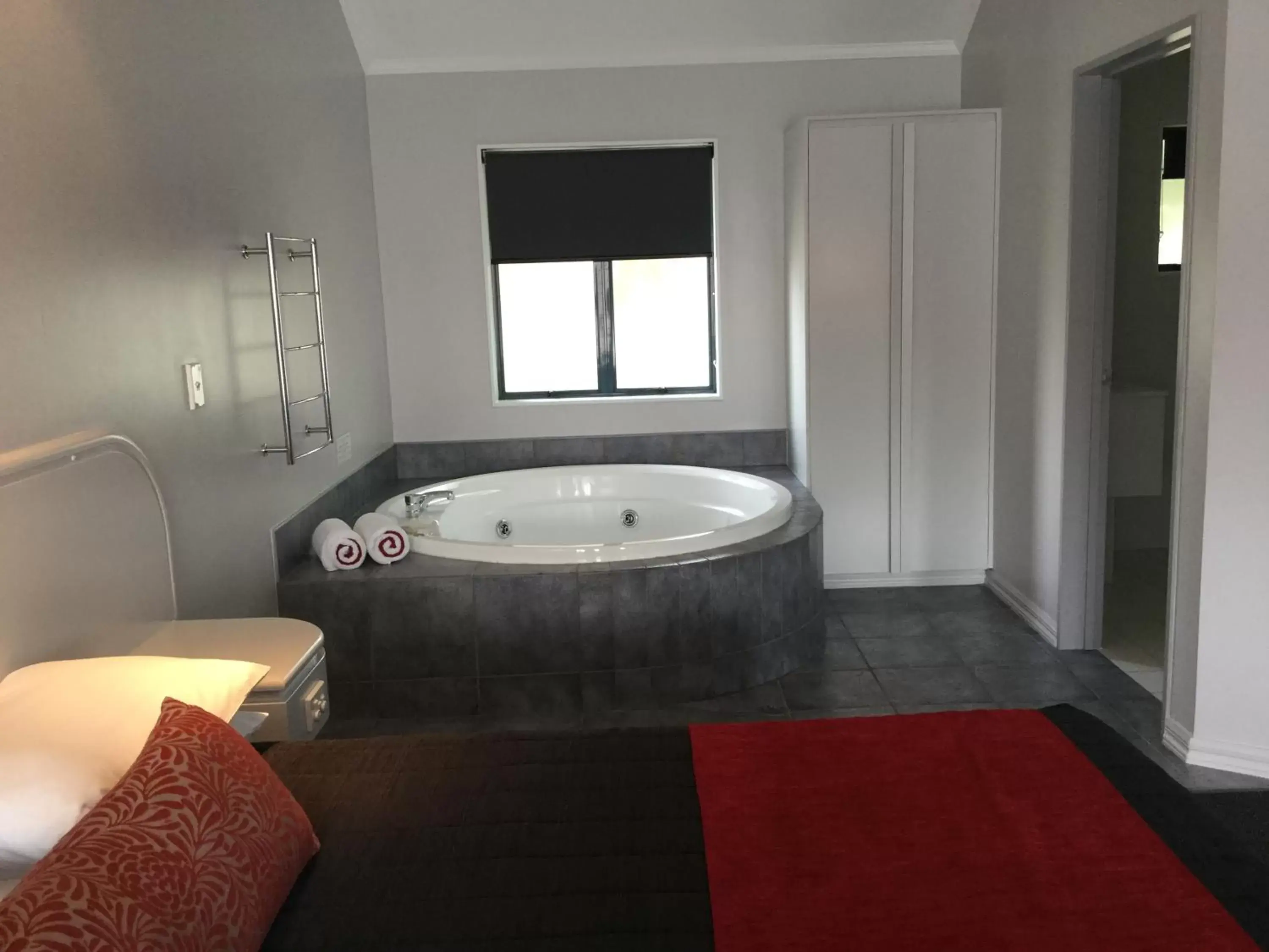 Bed, Bathroom in Aubyn Court Spa Motel