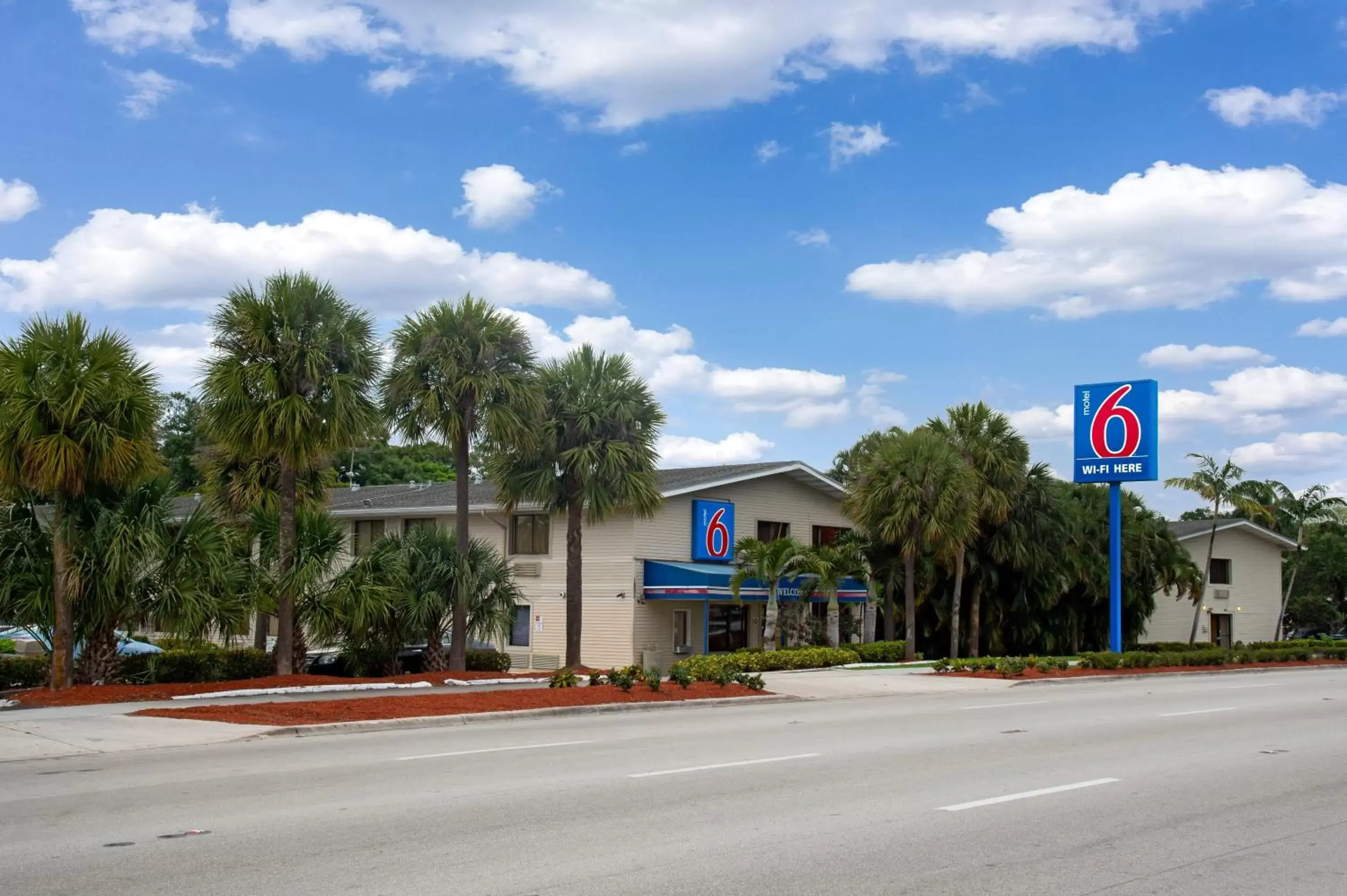 Facade/entrance, Property Building in Motel 6-Fort Lauderdale, FL