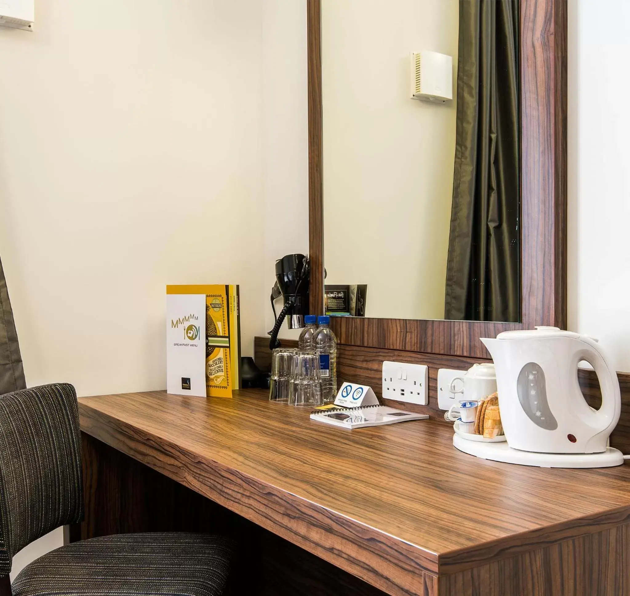Coffee/tea facilities, TV/Entertainment Center in Highland Gate, Stirling by Marston's Inns