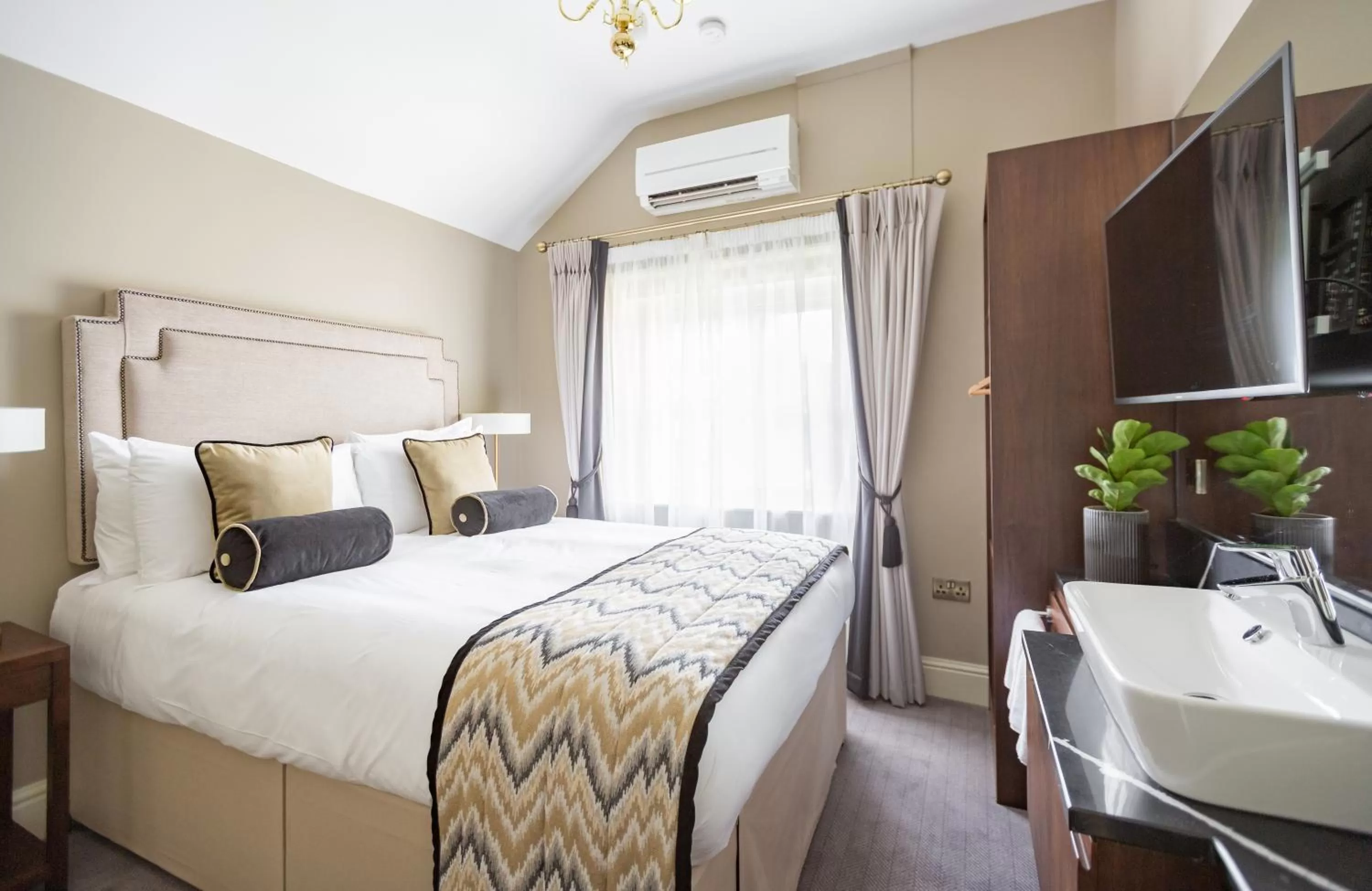 Bed in Trinity Townhouse Hotel