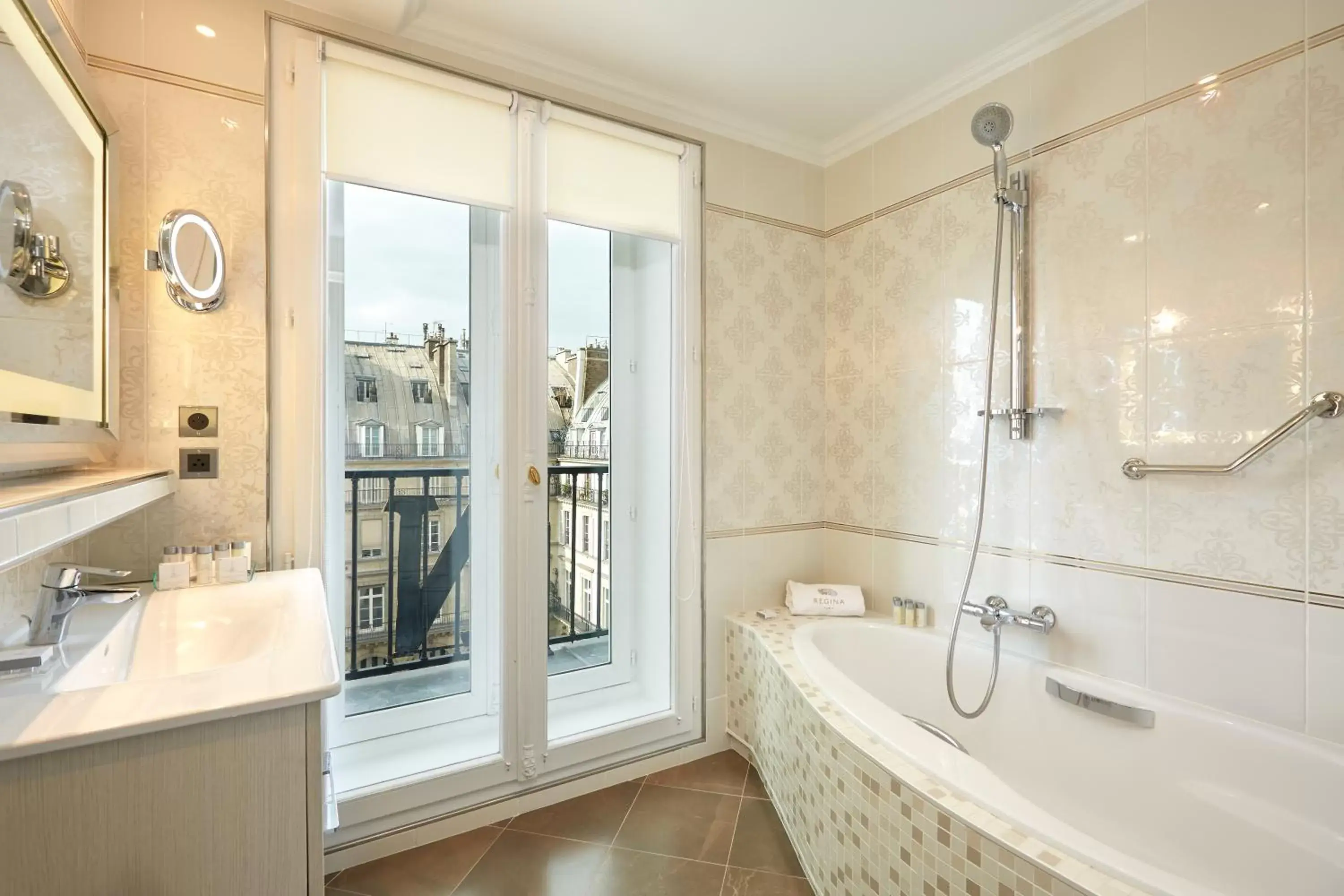 Bathroom in Hôtel Regina Louvre