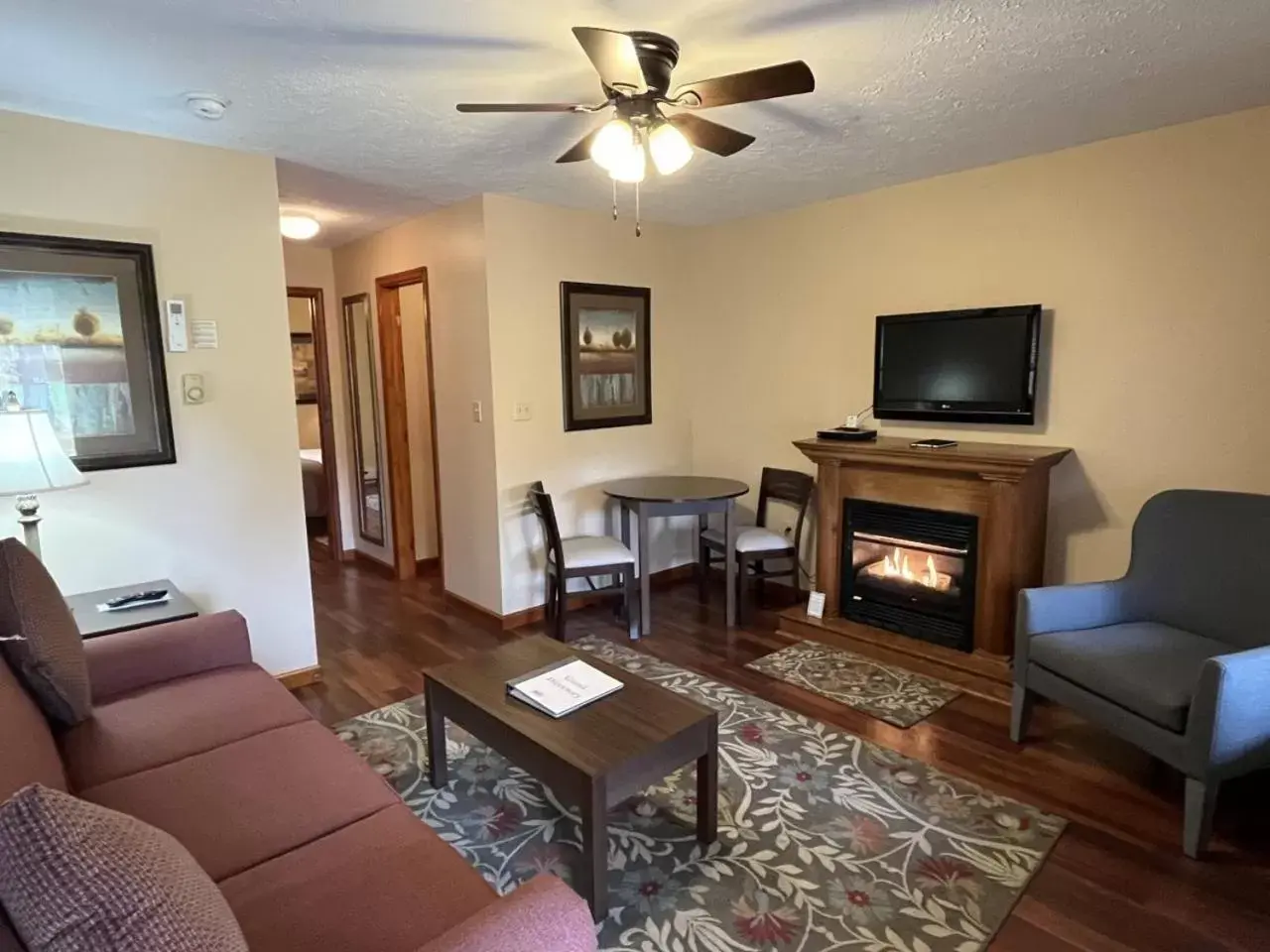 Living room, Seating Area in Woodfield Manor - A Sundance Vacations Property