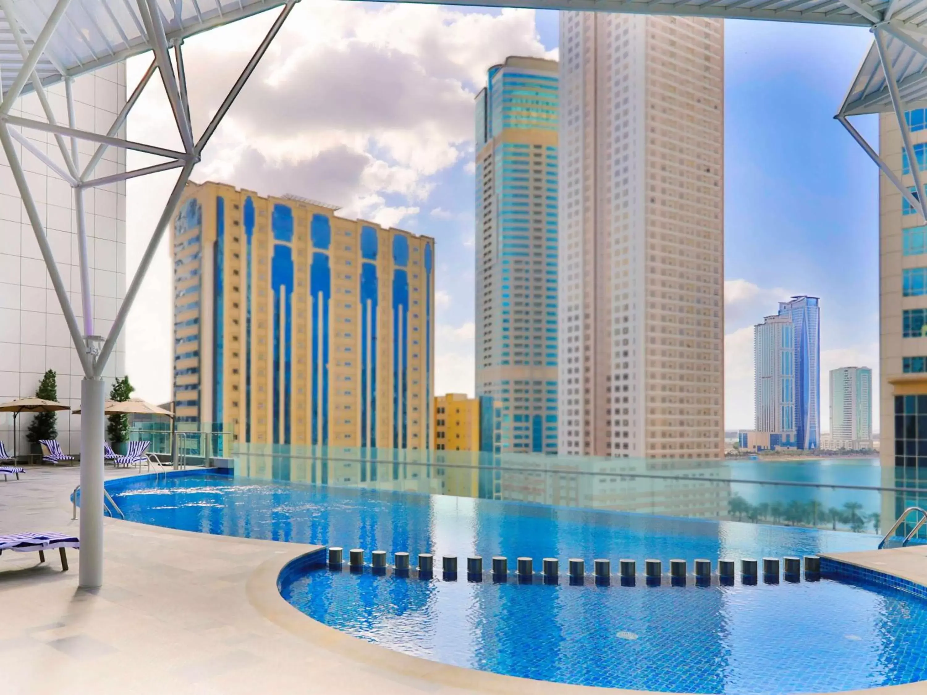 Restaurant/places to eat, Swimming Pool in Pullman Sharjah