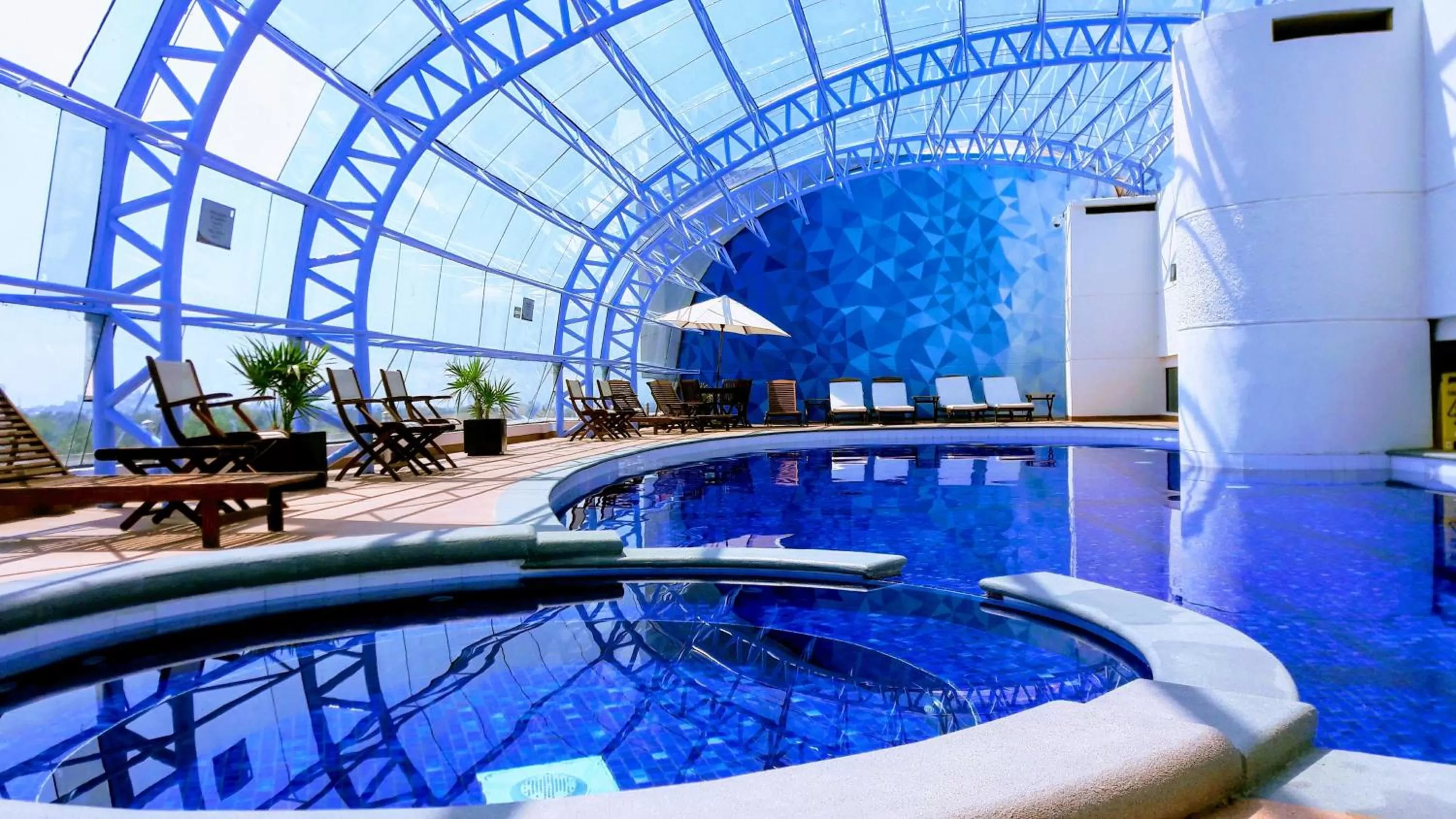 Swimming pool in Holiday Inn Puebla Finsa by IHG