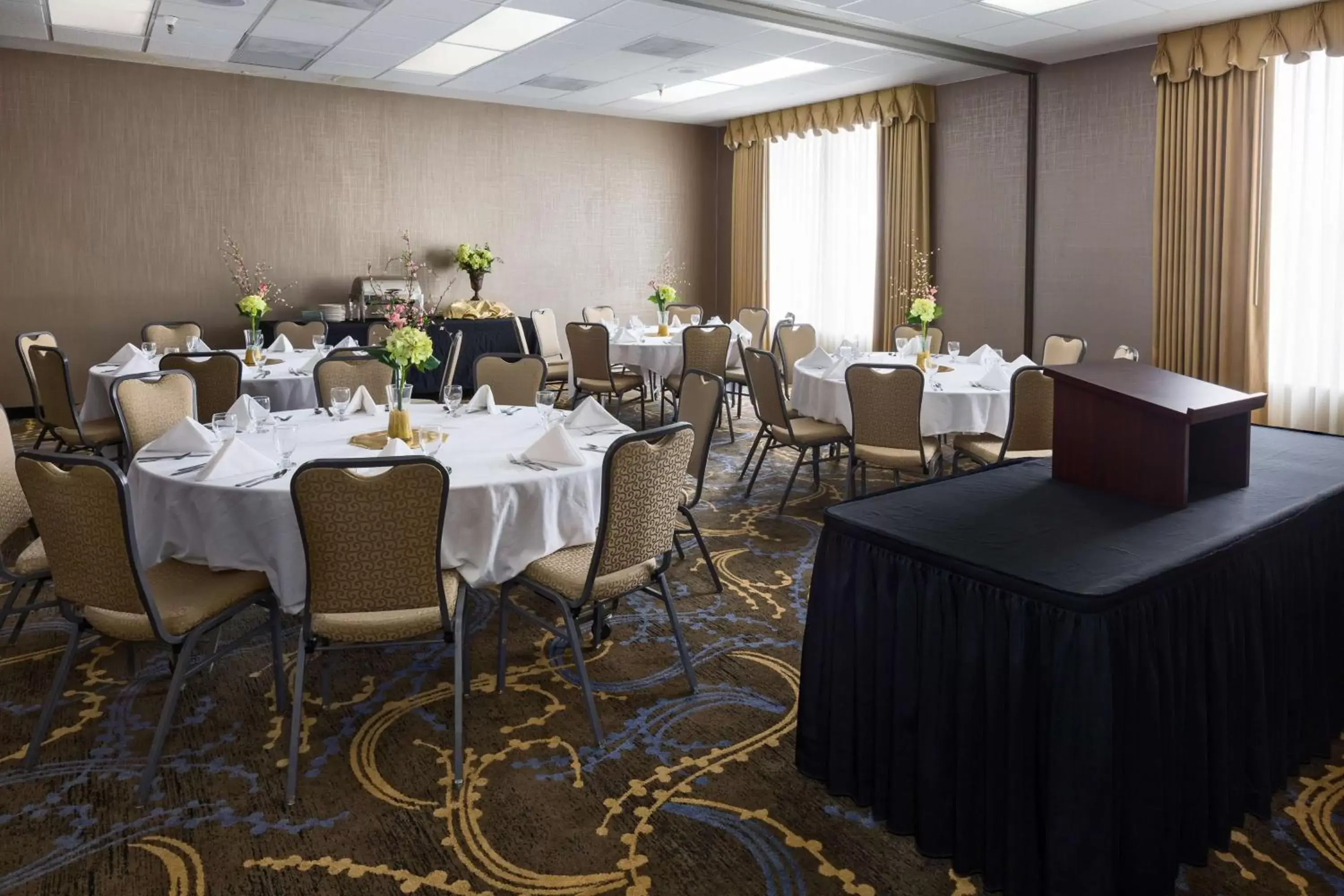 Banquet/Function facilities, Restaurant/Places to Eat in Radisson Hotel Bismarck