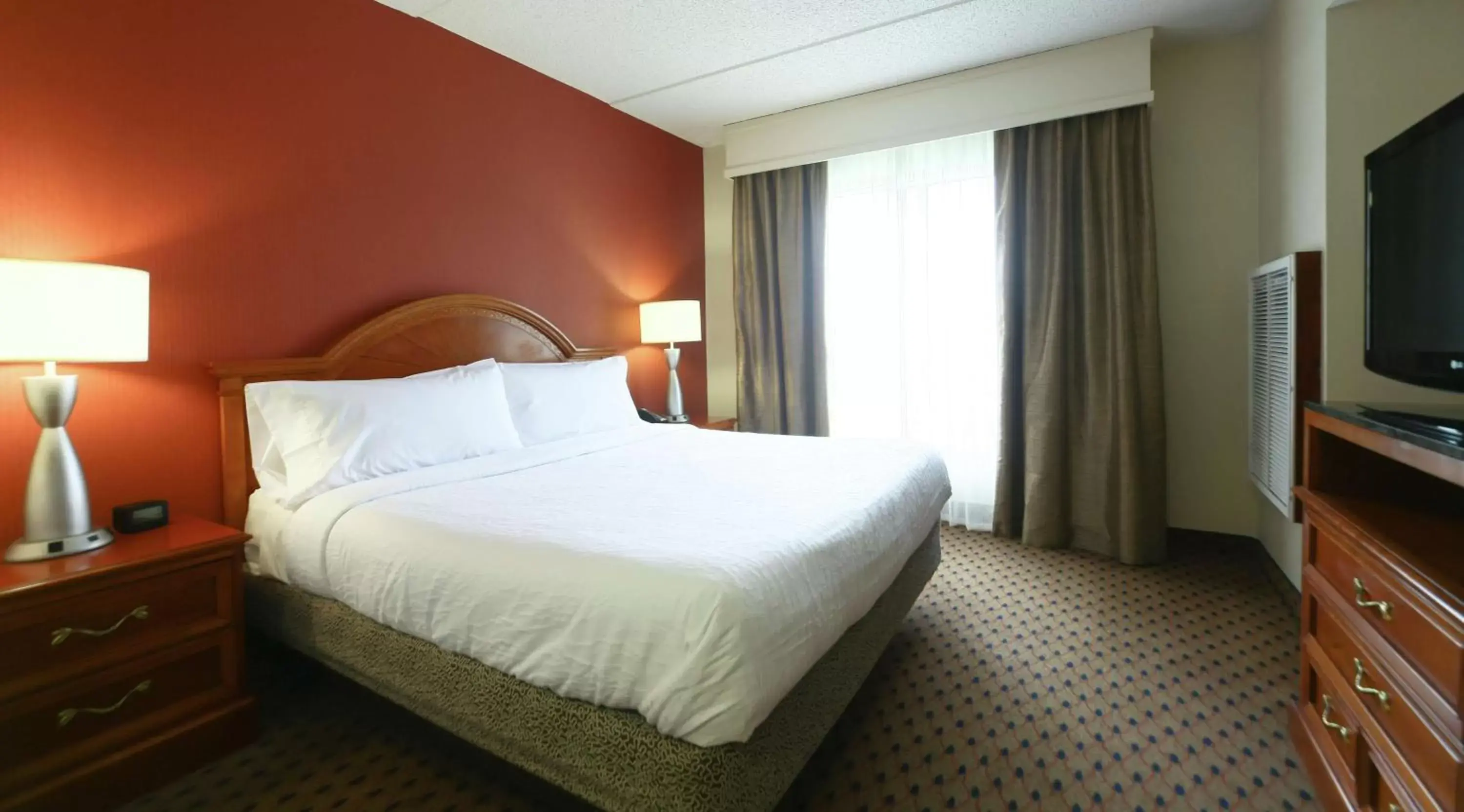 Bathroom, Bed in Hilton Garden Inn Secaucus/Meadowlands