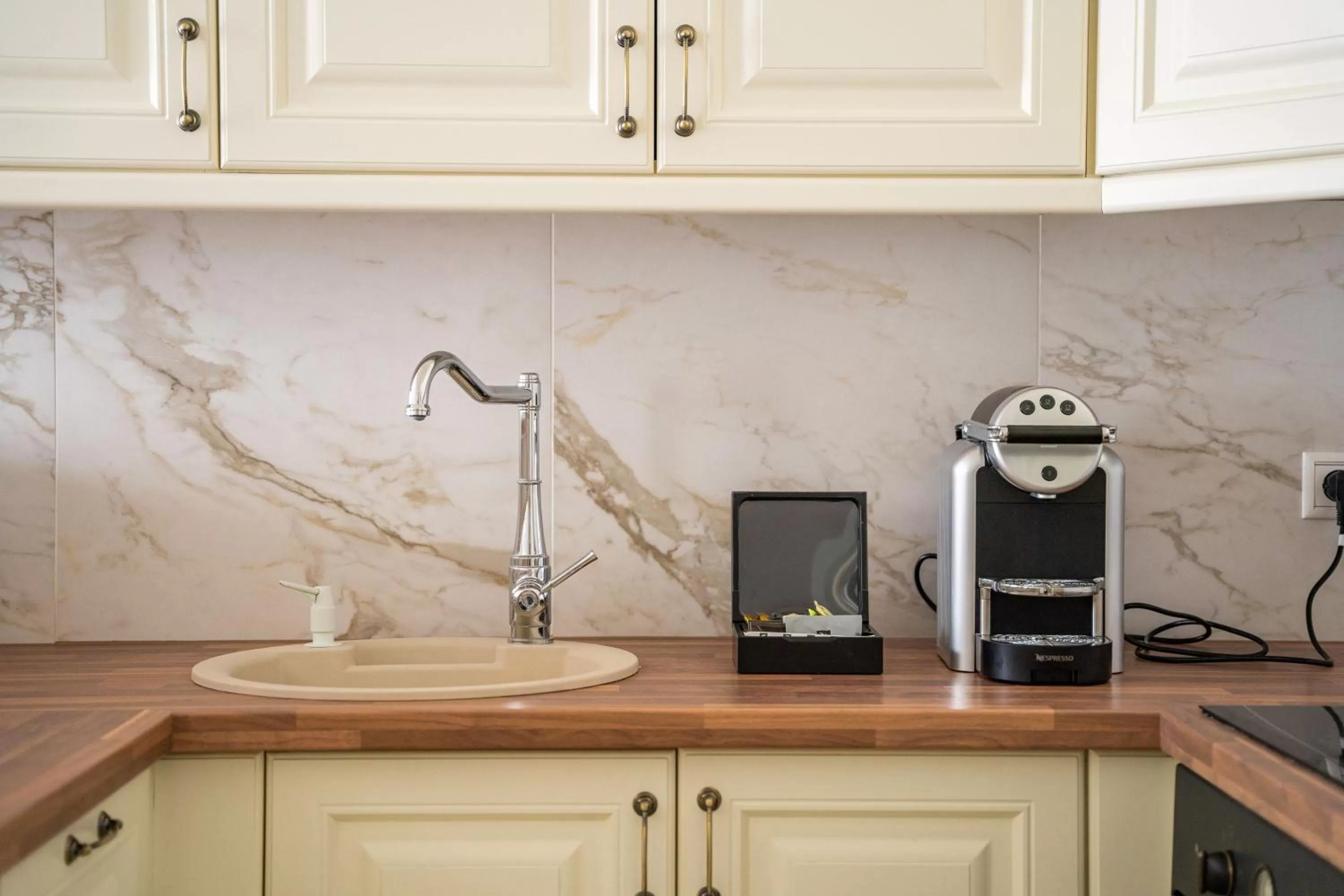 kitchen in Queen's Court Hotel & Residence