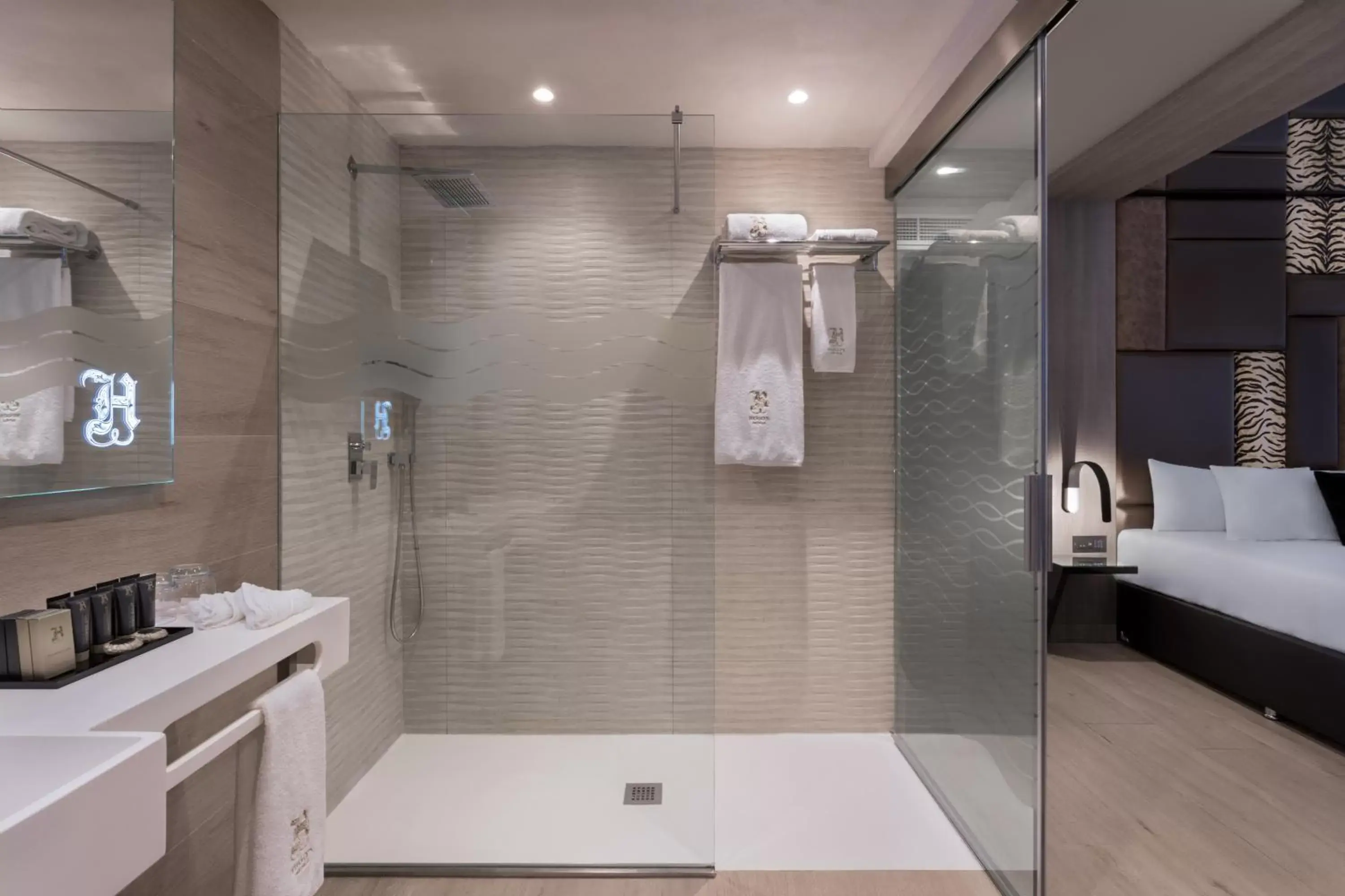 Shower, Bathroom in Hugo's Boutique Hotel - Adults Only