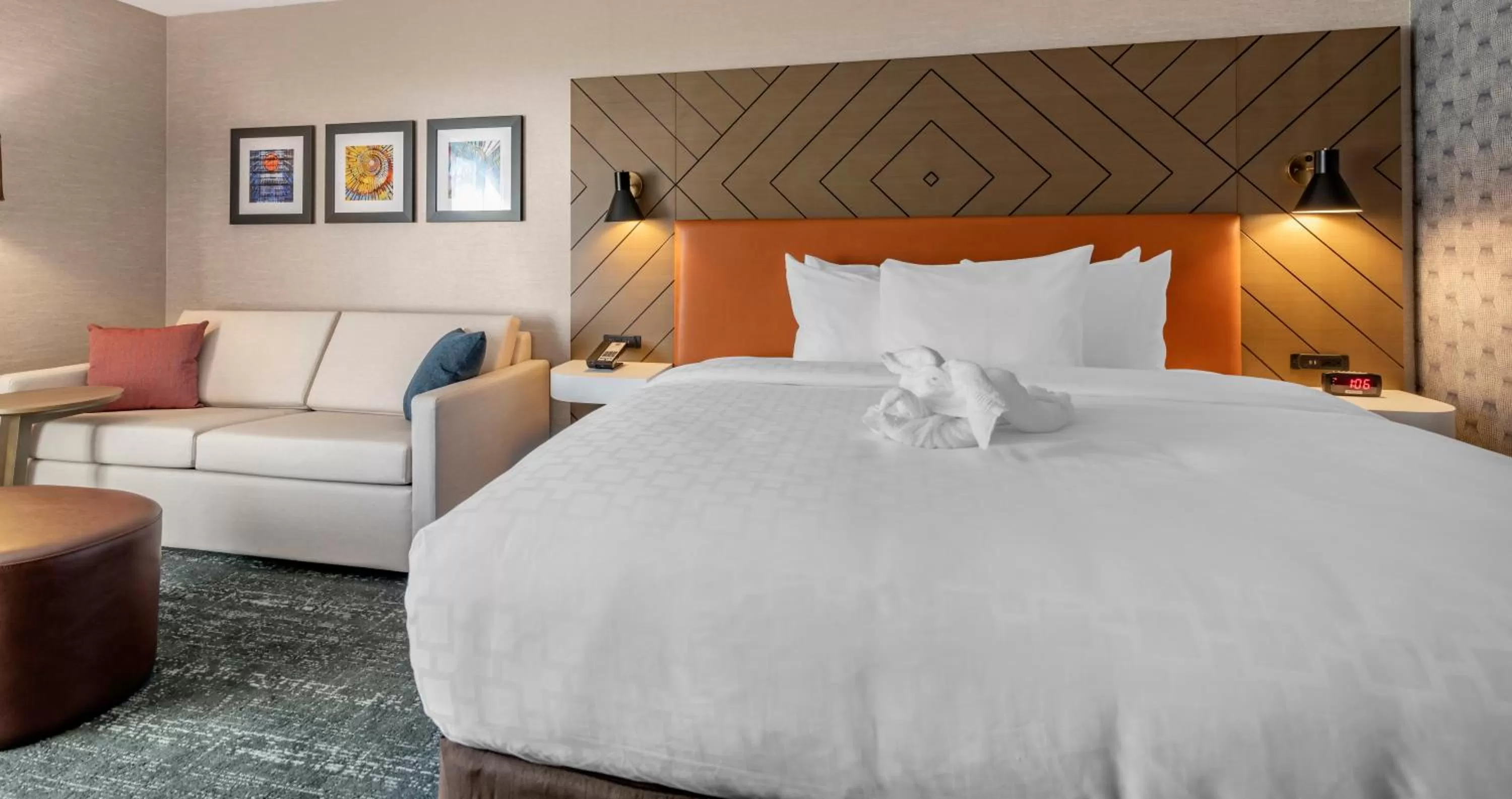 Bed in Clarion Inn Nashua