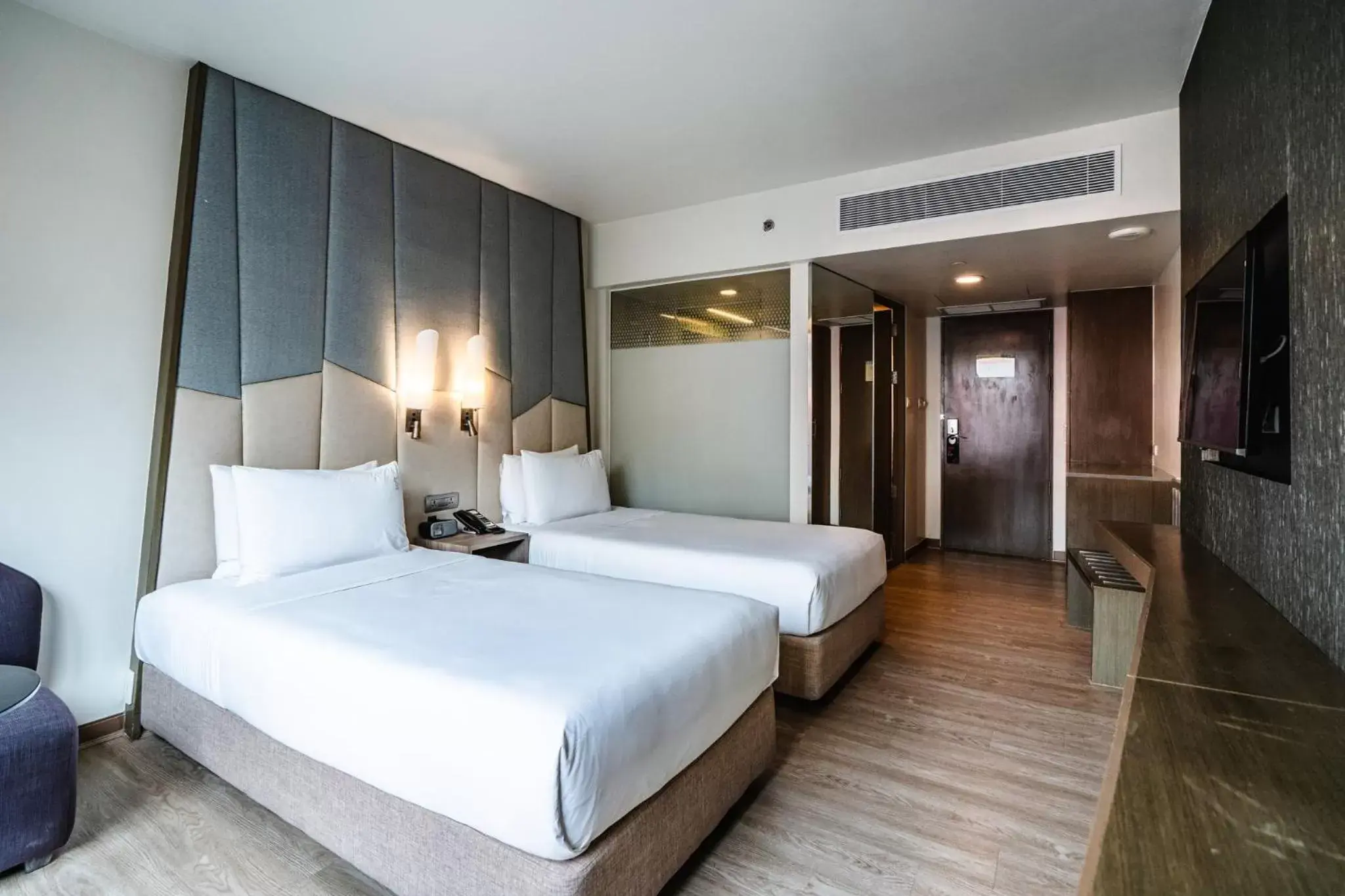 Photo of the whole room, Bed in Holiday Inn Express Bangkok Sukhumvit 11, an IHG Hotel