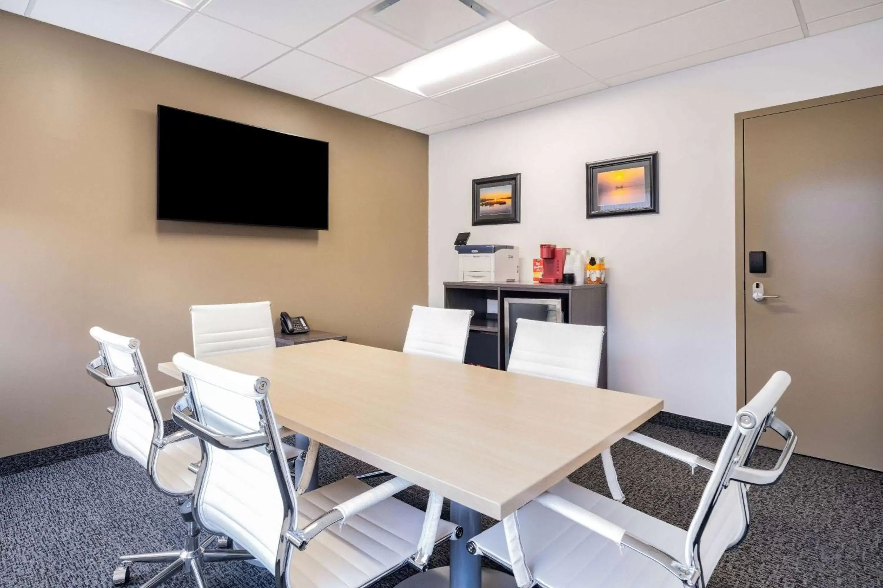 Meeting/conference room in Super 8 by Wyndham Moosonee