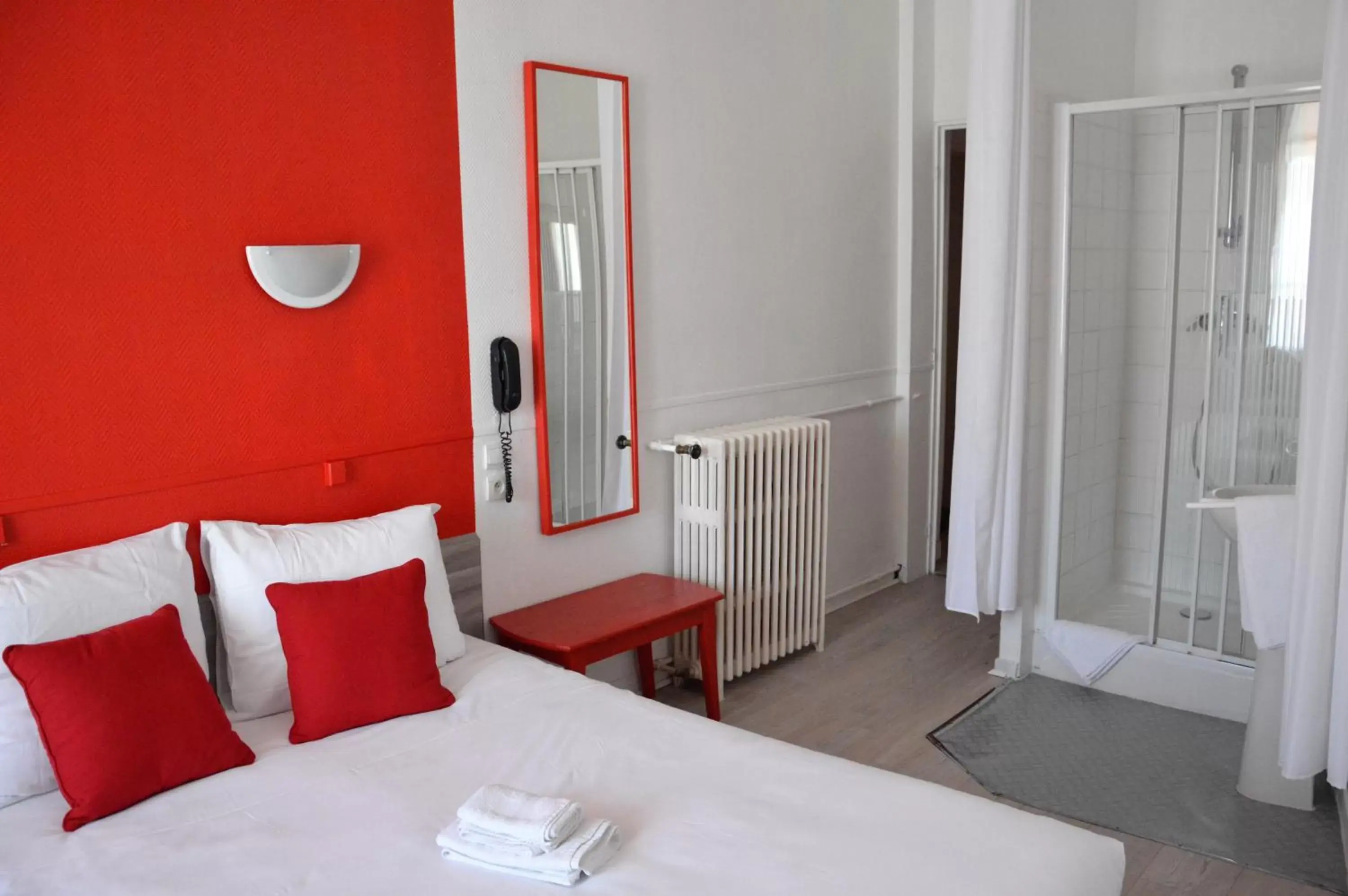 Bathroom, Bed in Hôtel de la Colombière