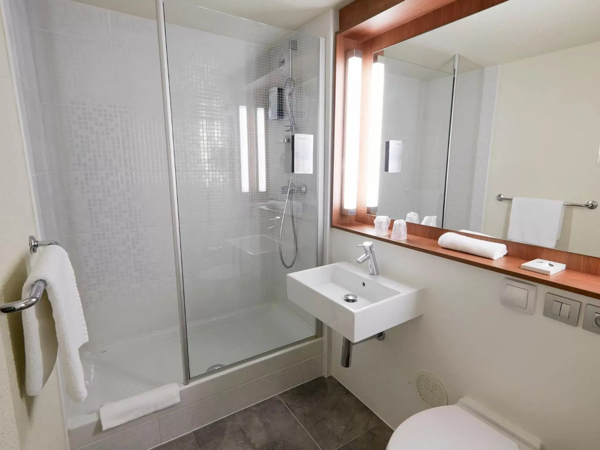 Shower, Bathroom in Campanile St Etienne Centre - Villars La Terrasse