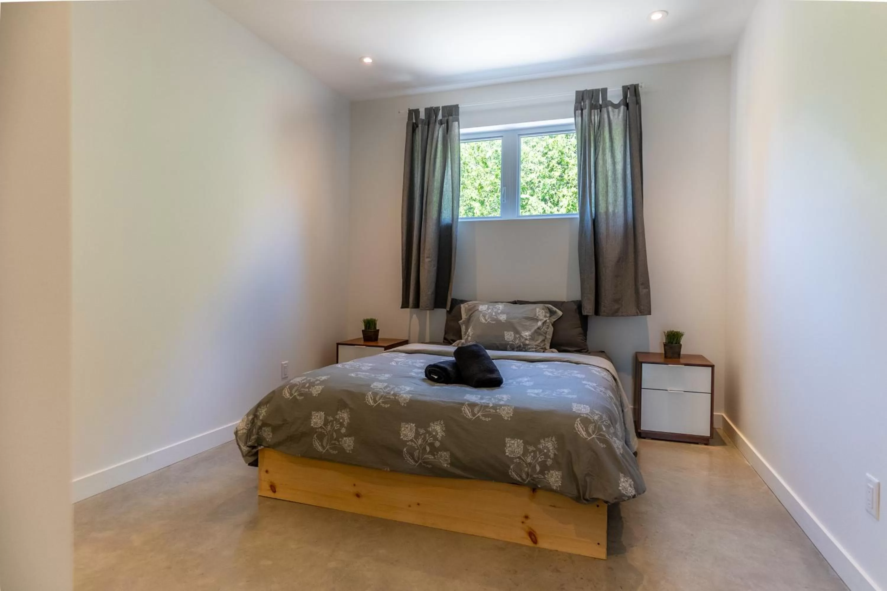 Bedroom, Bed in Hôtel Val-David - Appartements de la Gare