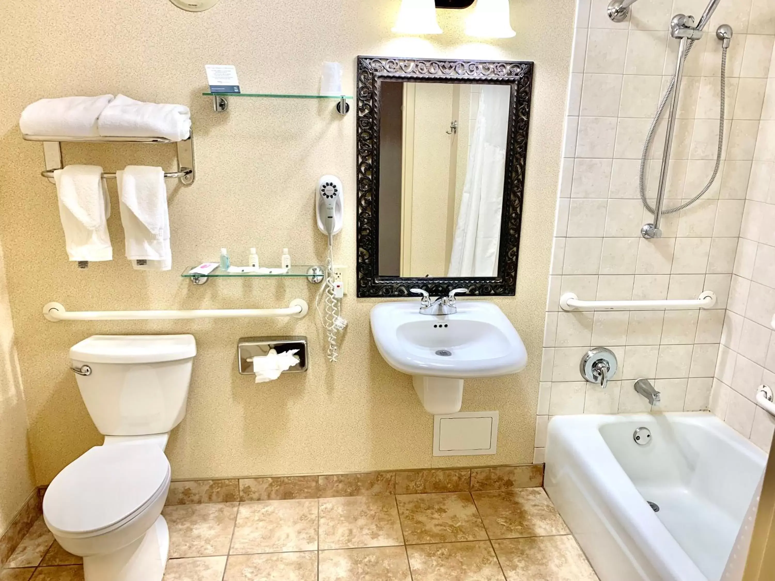 Bathroom in Quality Inn Oneonta Cooperstown Area