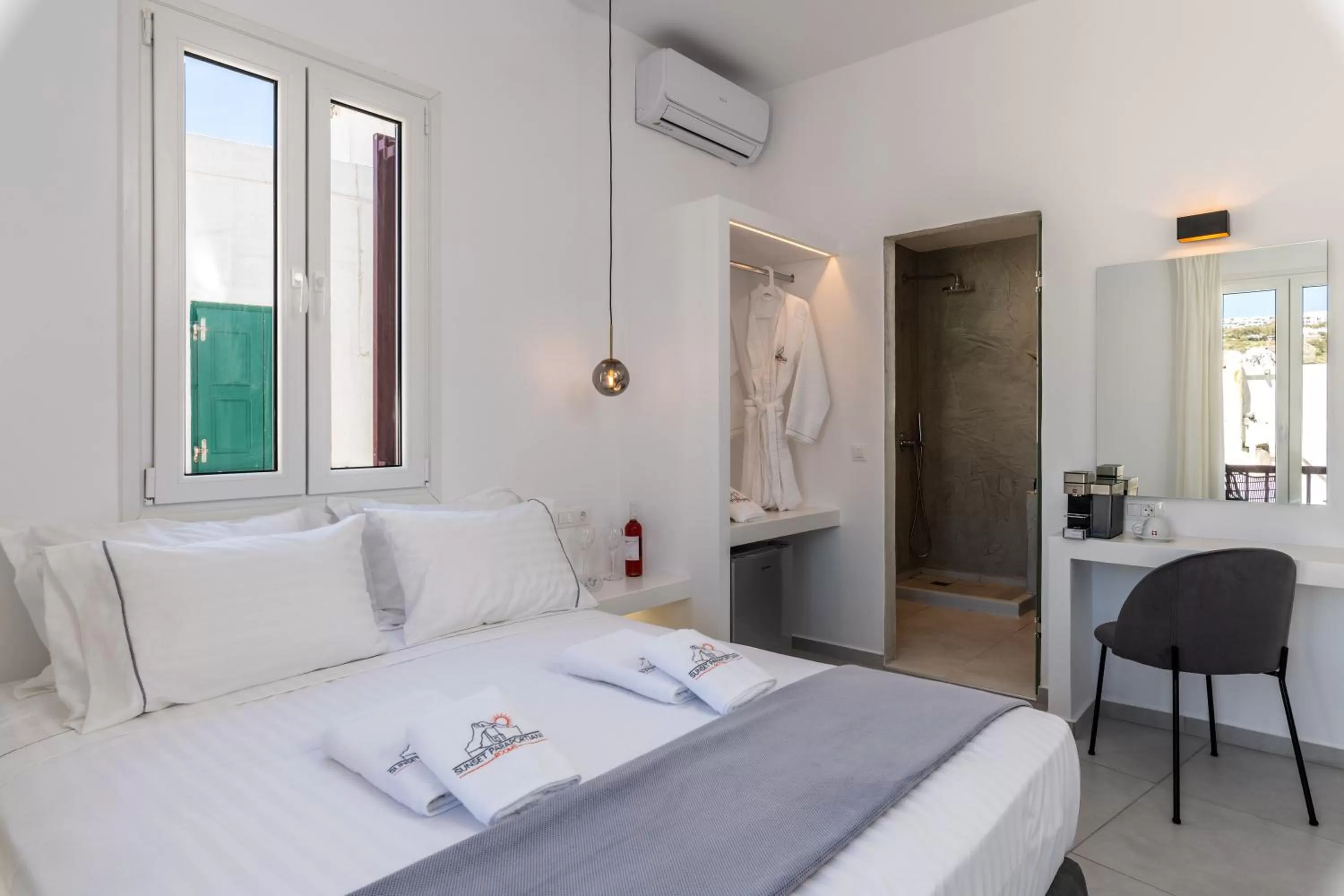 Bed in Sunset Paraportiani Rooms