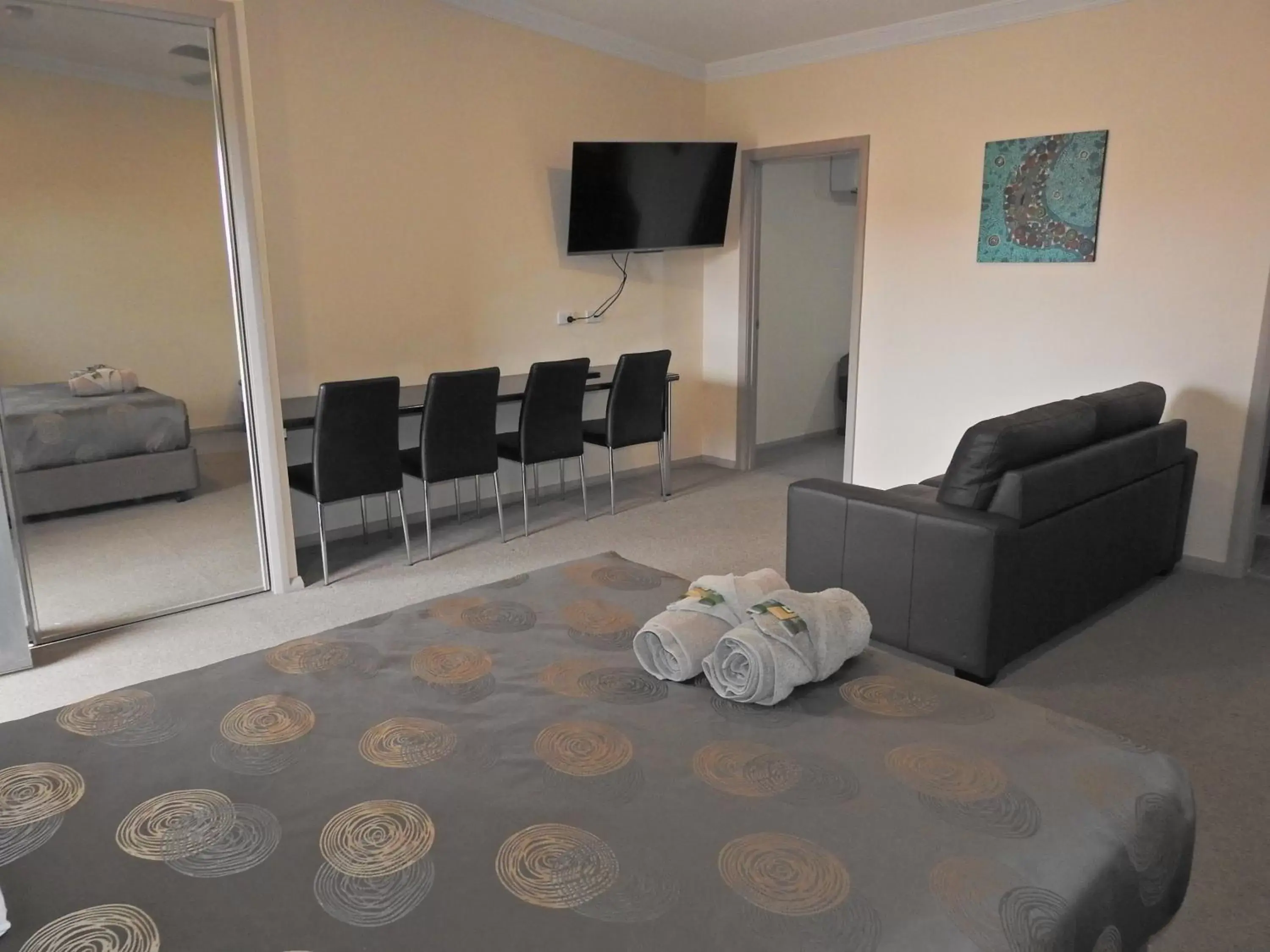 Photo of the whole room, TV/Entertainment Center in Broken Hill Outback Resort