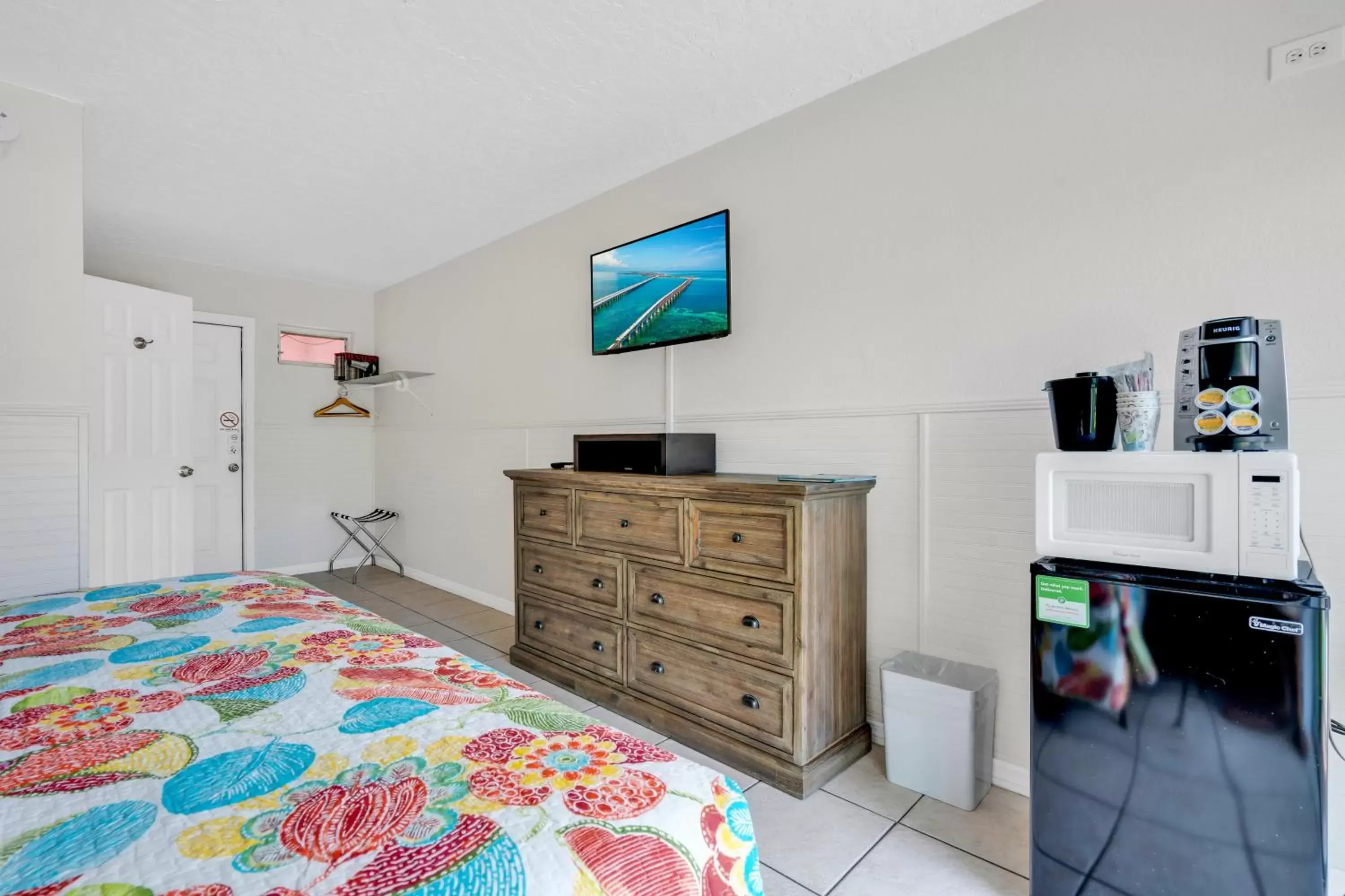 TV and multimedia, Bed in Coconut Cay Resort