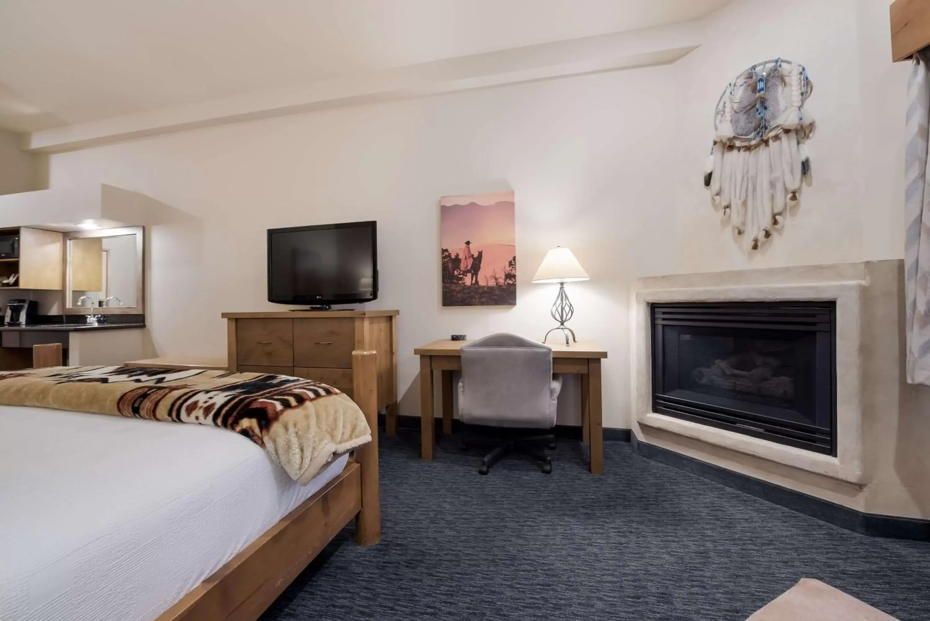 Bedroom, TV/Entertainment Center in Best Western Plus Kentwood Lodge