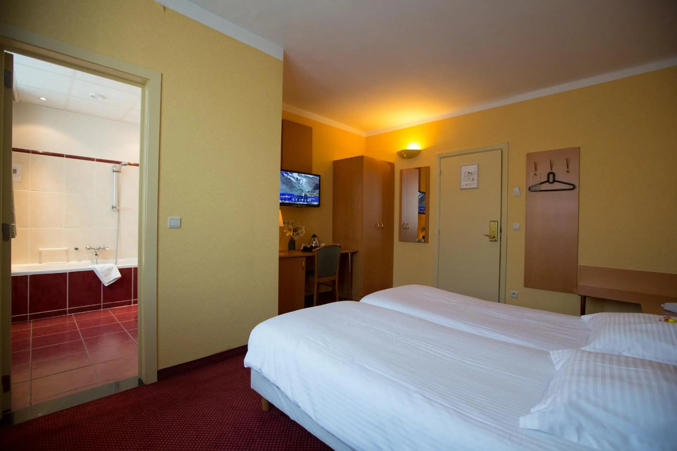 Photo of the whole room, Bed in Albion Hotel