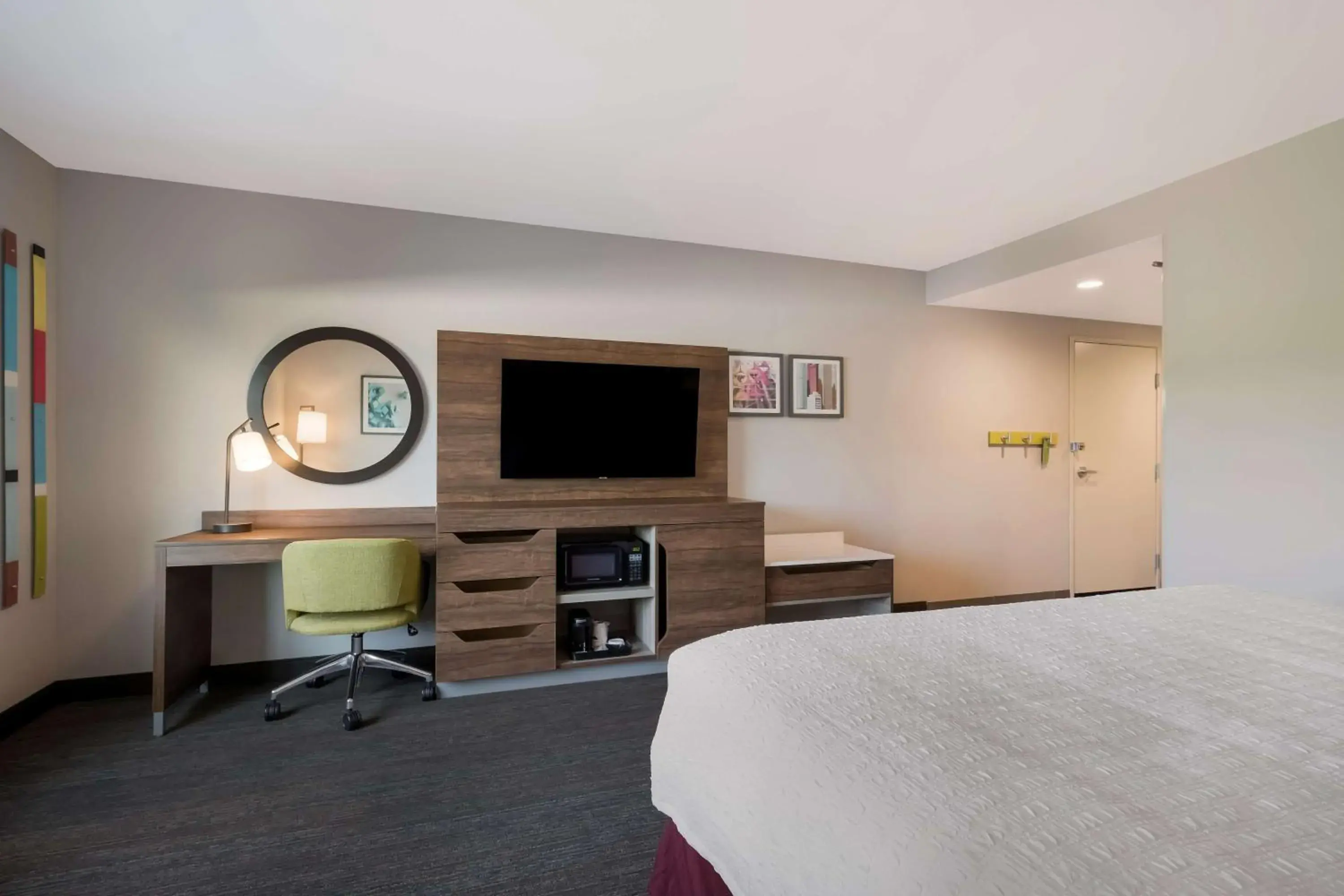 Bedroom, TV/Entertainment Center in Hampton Inn Detroit Southfield