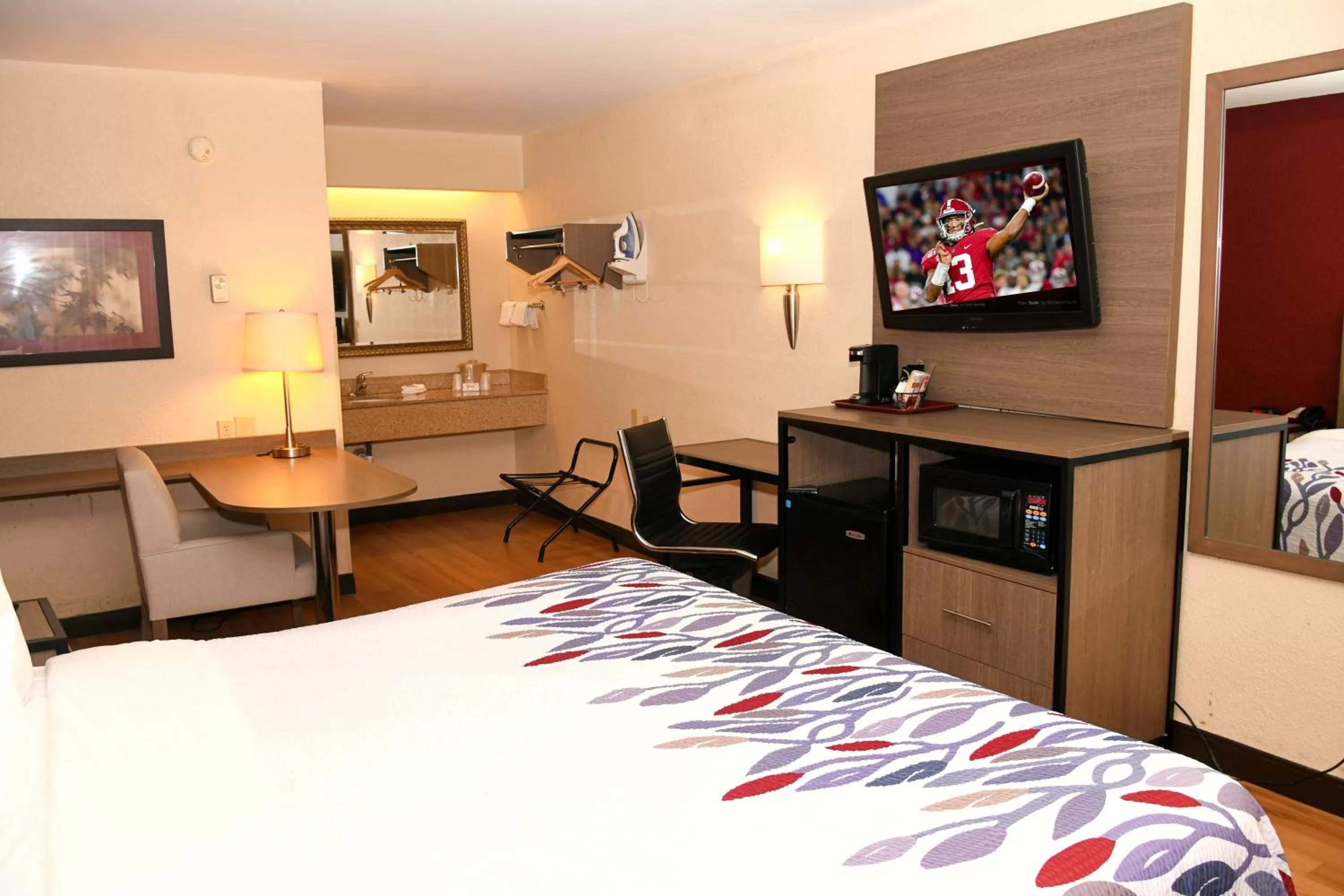 Bedroom, Bed in Red Roof Inn Richmond South