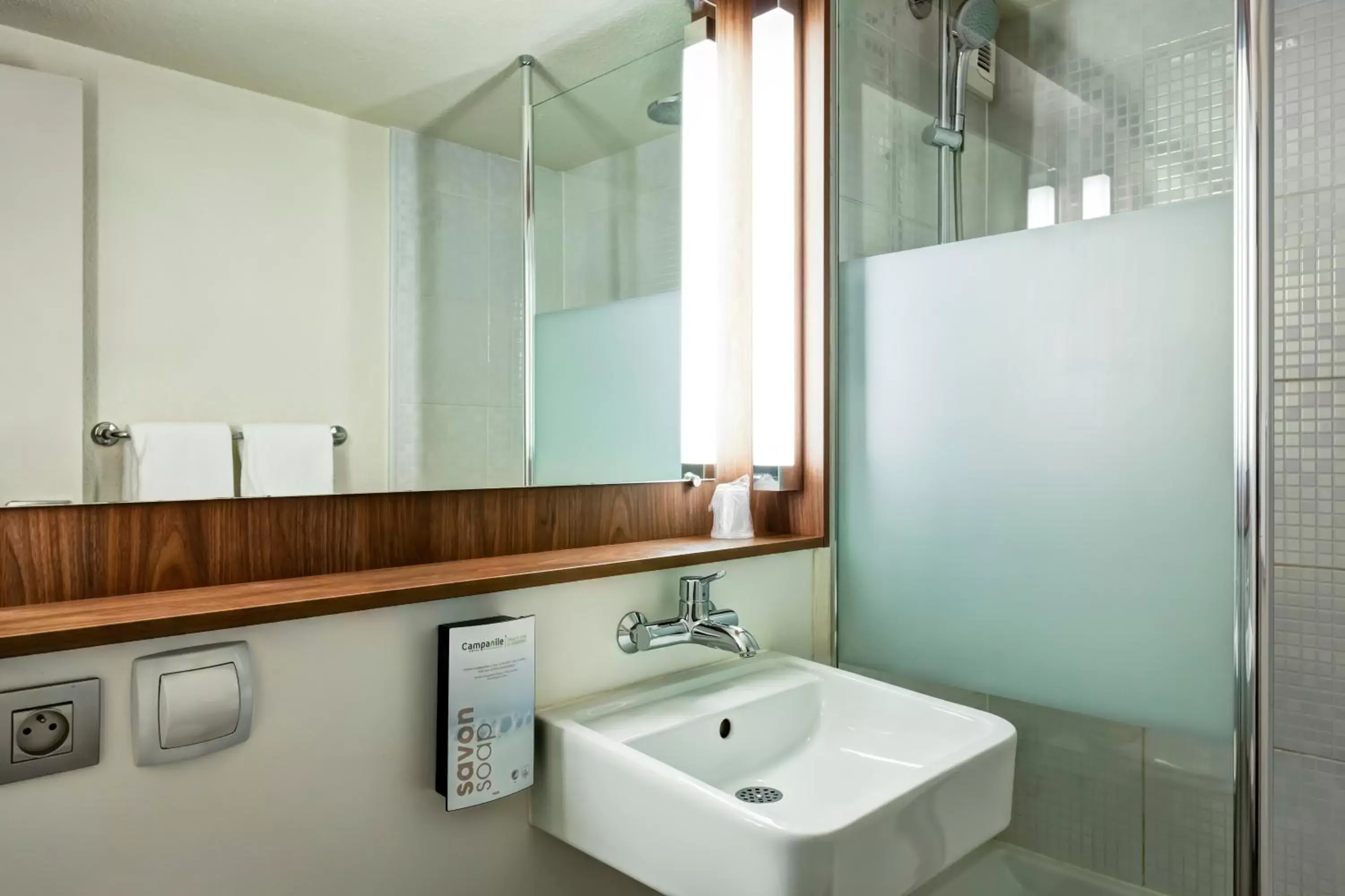 Shower, Bathroom in Campanile Evry Ouest - Corbeil Essonnes